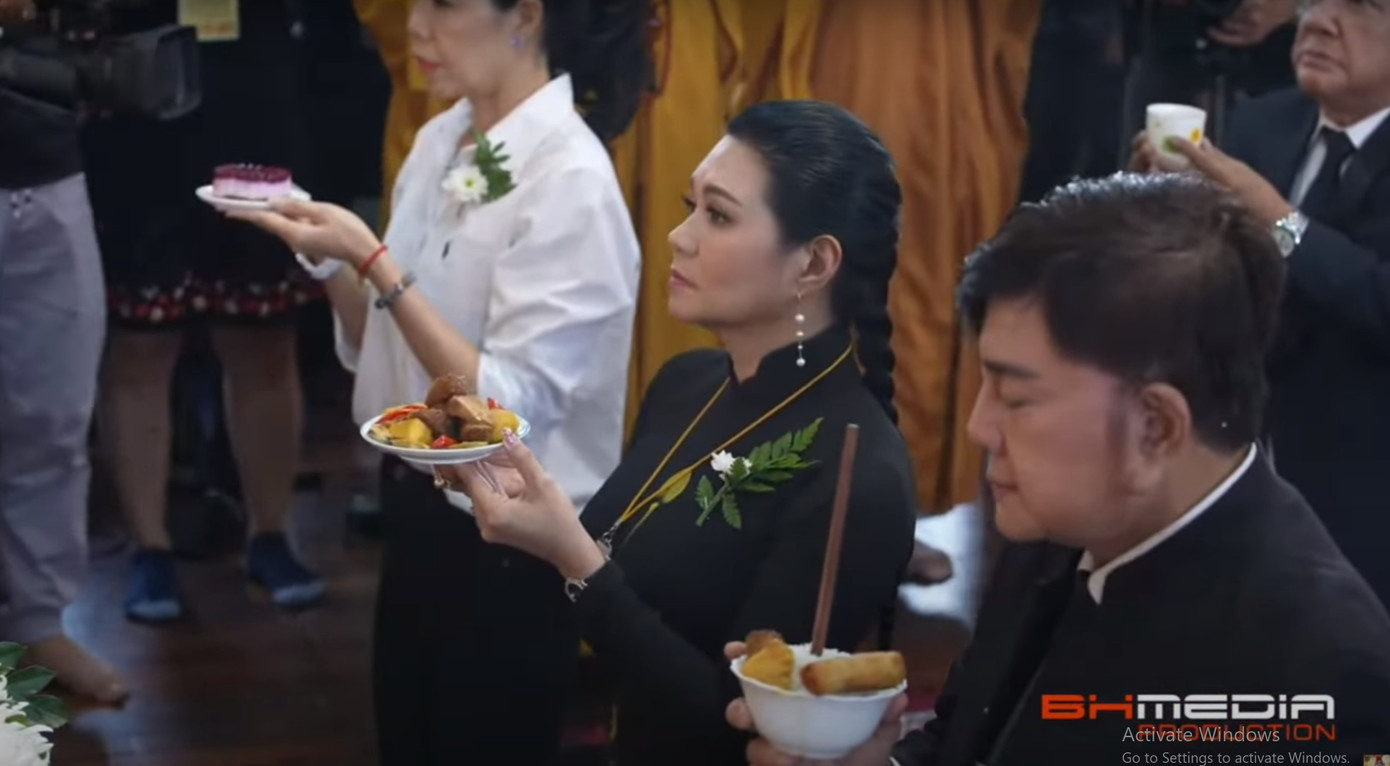 Châu Thanh - người học trò được NSND Diệp Lang yêu quý nhất - cùng NSƯT Ngọc Huyền quỳ gối suốt nhiều giờ trước di ảnh của Hội đồng Thăng trong lễ cầu siêu.