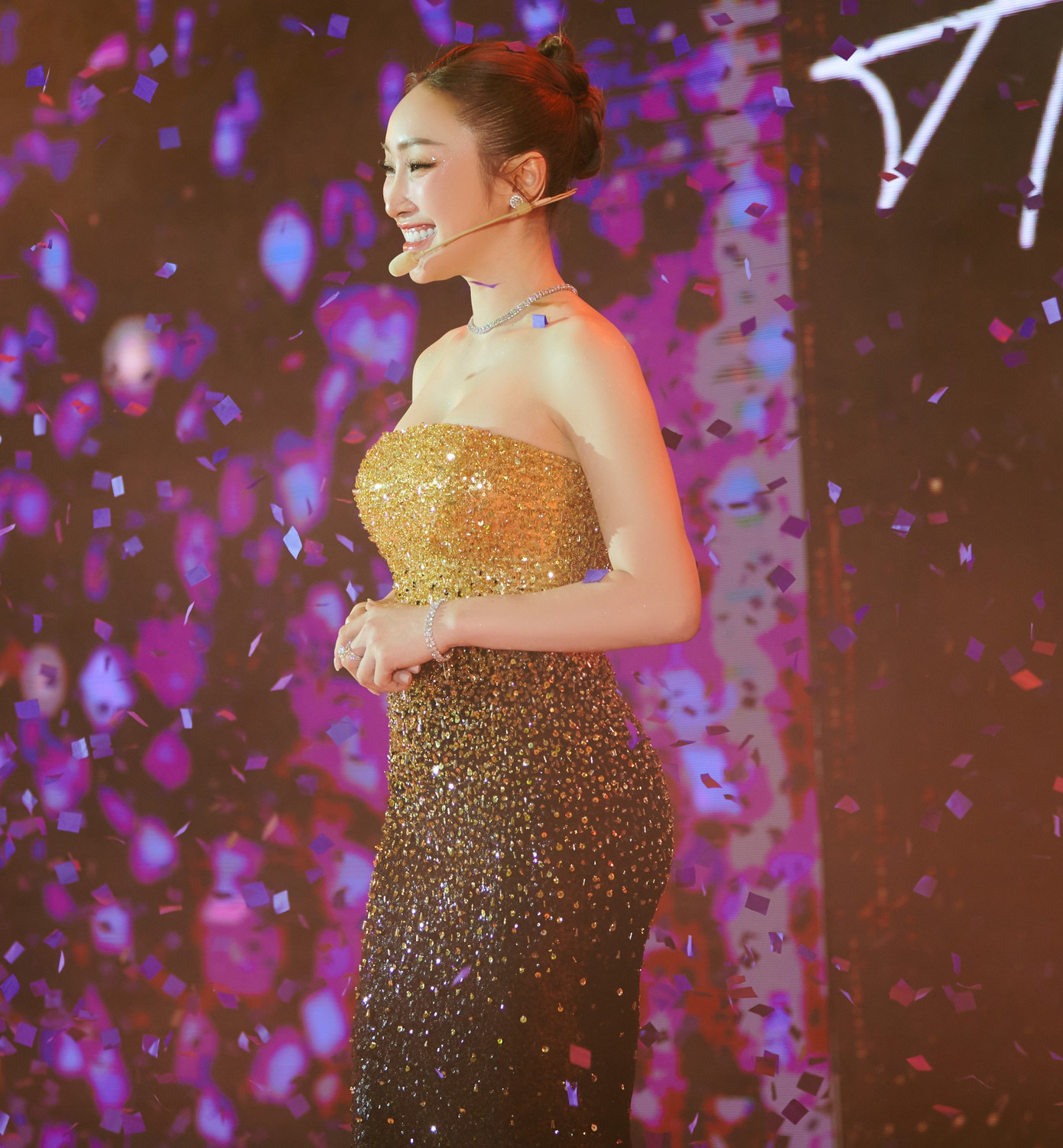 Lý Thùy Chang bế con nhỏ dự đêm nhạc. Cô diện hai bộ trang phục hơi hướm cổ điển, khoe dáng đồng hồ cát.