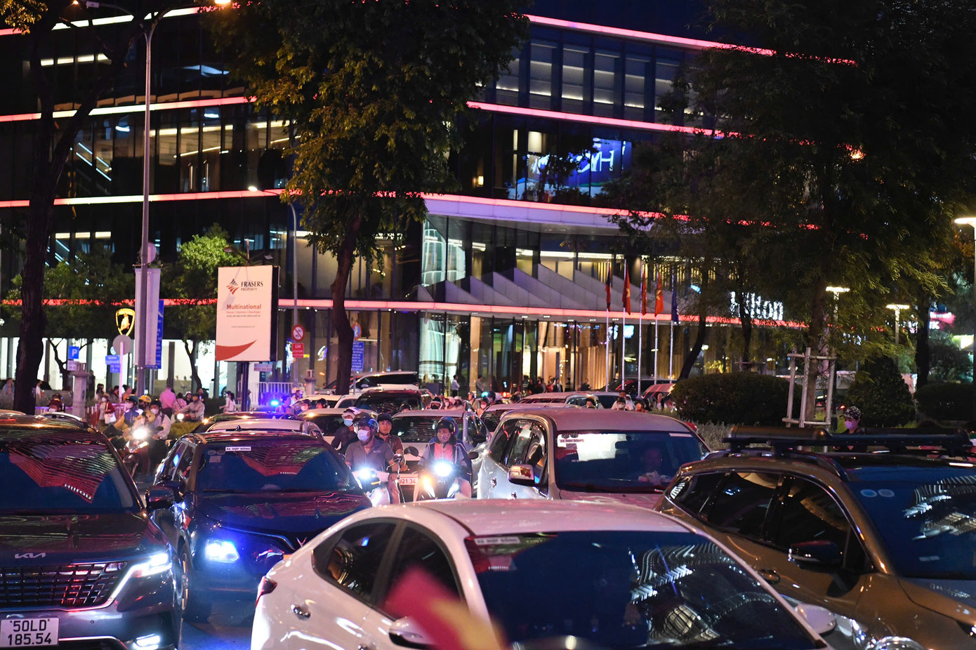 Người dân chọn thức xuyên đêm chờ xem diễu binh sáng 30/4, họ di chuyển bằng ôtô, taxi công nghệ. Không khí buổi tối đầu tuần náo nhiệt, lượng xe đông đúc liên tục đổ về bến Bạch Đằng tạo ra cảnh tượng chưa từng có.