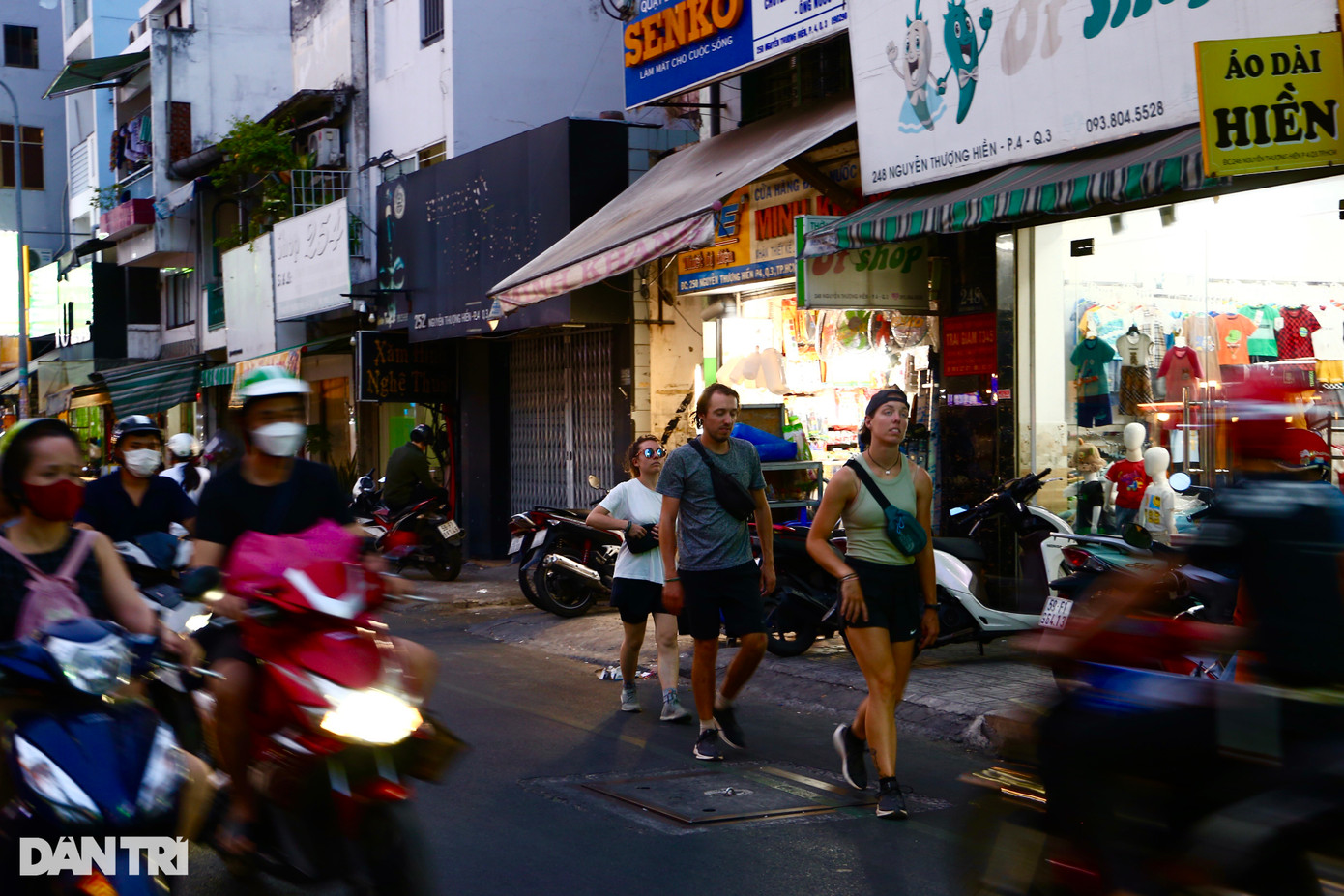 Phố ẩm thực Nguyễn Thượng Hiền lác đác khách tối 2/4. Ảnh: Ngọc Ngân. Phố ẩm thực Nguyễn Thượng Hiền lác đác khách tối 2/4. Ảnh: Ngọc Ngân.