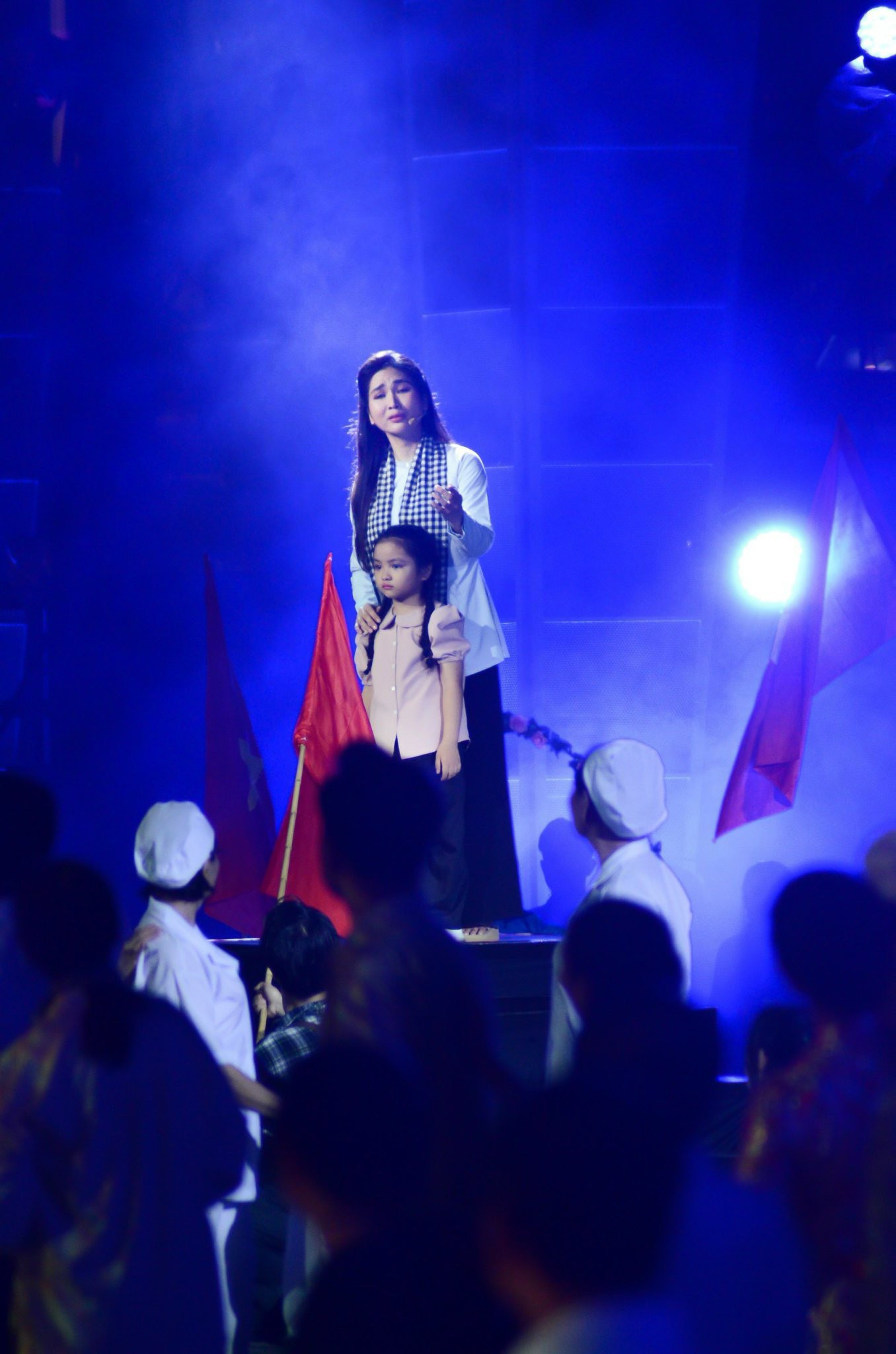 NSƯT Như Huỳnh trong tiết mục Câu hát bông sen.