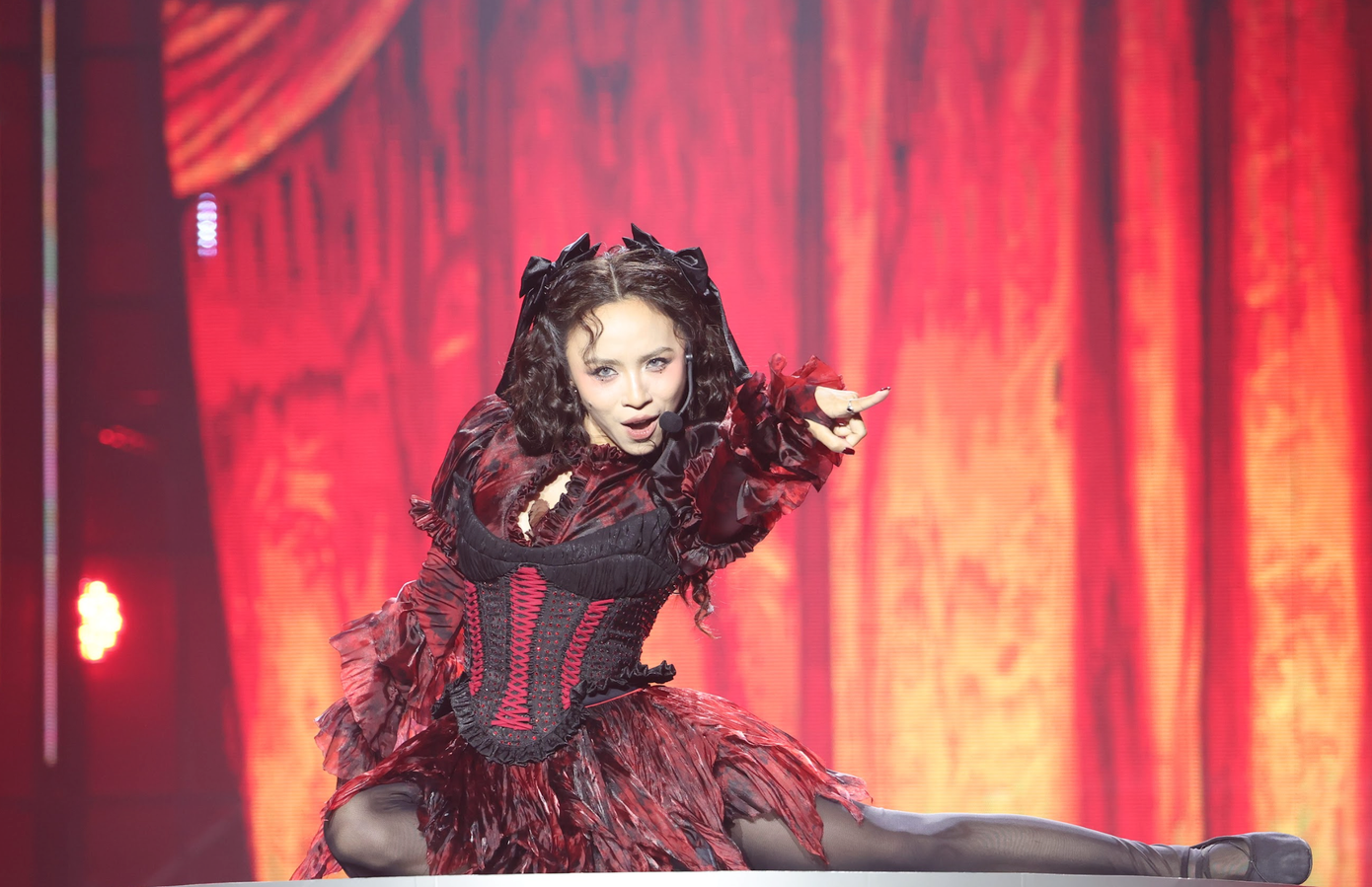 Ngọc Phước mở màn sân khấu Chị đẹp mùa hai. Ngọc Phước mở màn sân khấu Chị đẹp mùa hai.