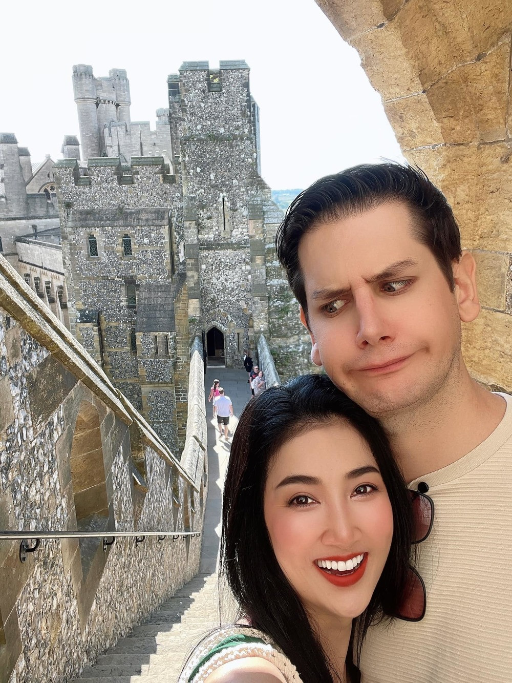 Quỳnh Lam và bạn trai người Anh gặp nhau từ cuối năm 2010. Lúc đó, Alex thông qua một người bạn để xin số điện thoại của nữ diễn viên. "Trước khi hẹn hò, Alex hỏi thăm tôi suốt mấy tháng trời. Anh nhỏ hơn tôi hai tuổi nhưng nghiêm túc, chân thành. Tôi nghĩ mình sẽ hối tiếc nếu bỏ lỡ anh ấy", nữ diễn viên chia sẻ. Quỳnh Lam và bạn trai người Anh gặp nhau từ cuối năm 2010. Lúc đó, Alex thông qua một người bạn để xin số điện thoại của nữ diễn viên. "Trước khi hẹn hò, Alex hỏi thăm tôi suốt mấy tháng trời. Anh nhỏ hơn tôi hai tuổi nhưng nghiêm túc, chân thành. Tôi nghĩ mình sẽ hối tiếc nếu bỏ lỡ anh ấy", nữ diễn viên chia sẻ.