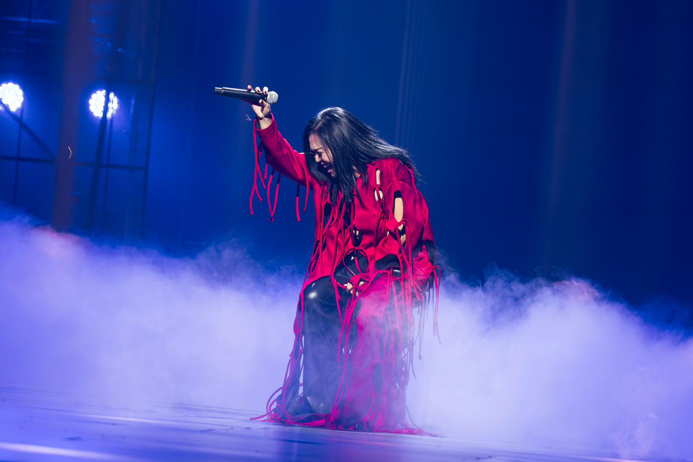 Phương Thanh &quot;hát không cần micro&quot; trong tiết mục Giã từ dĩ vãng.