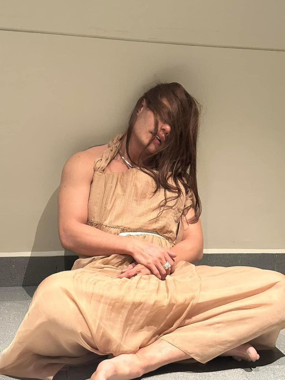 Khoảnh khắc Lê Dương Bảo Lâm gục ngã trong đám cưới tiếp tục gây cười trên mạng.