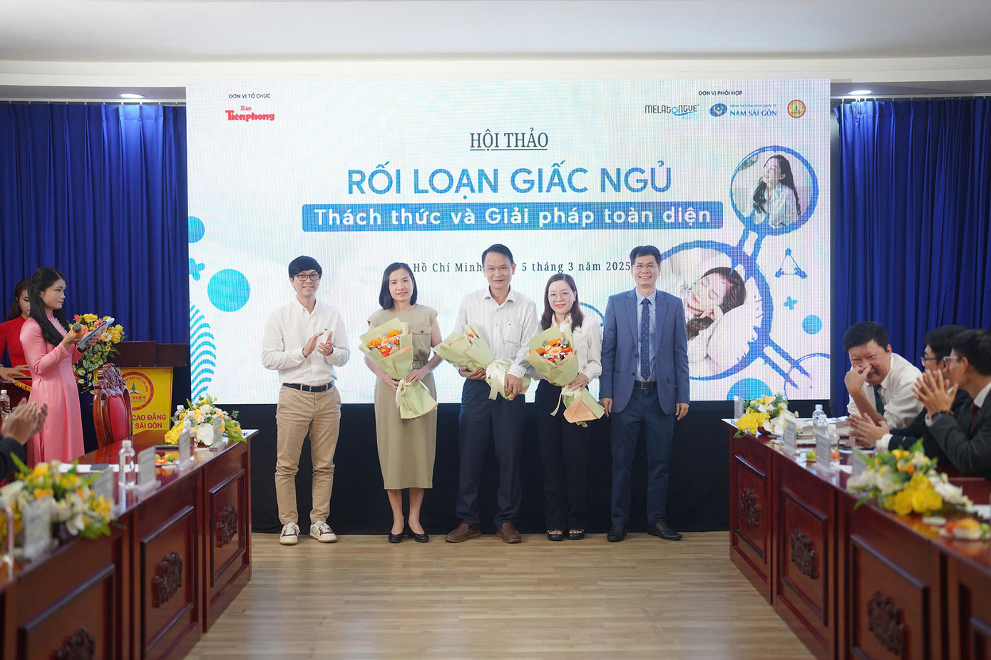 Ban tổ chức hội thảo tặng hoa và thư cảm ơn nhà tài trợ, chuyên gia tham dự hội thảo. Ban tổ chức hội thảo tặng hoa và thư cảm ơn nhà tài trợ, chuyên gia tham dự hội thảo.