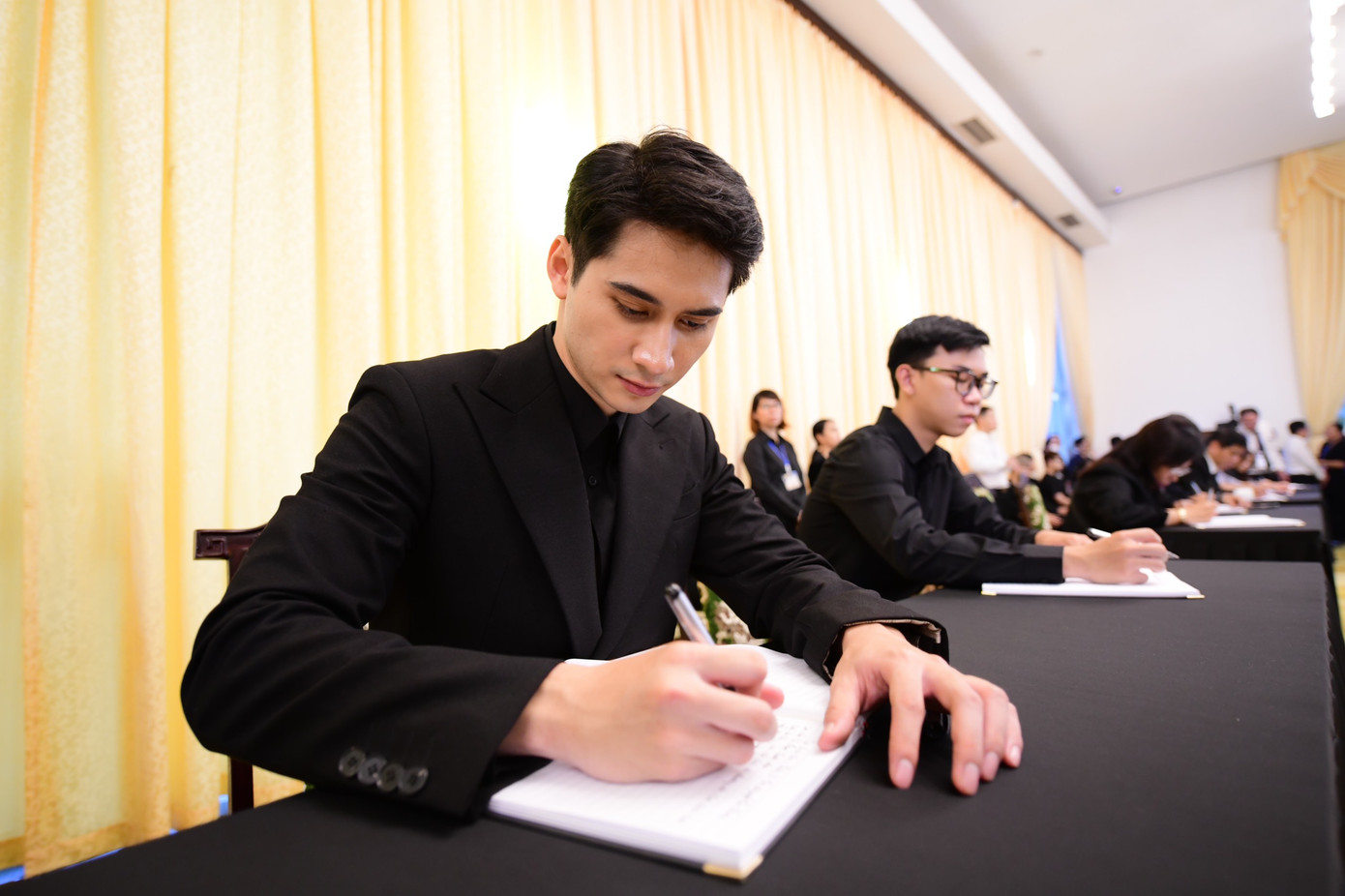 Phạm Tuấn Ngọc ghi vào sổ tang những lời tiếc thương, bày tỏ sự tôn kính với Tổng Bí thư Nguyễn Phú Trọng.