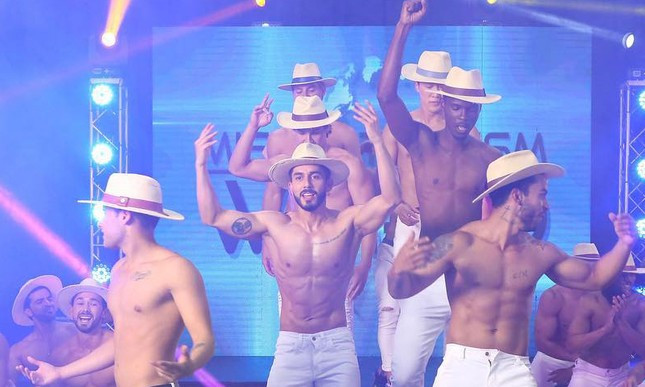 Dàn thí sinh của cuộc thi Nam vương Du lịch thế giới 2022 nhảy đồng diễn trên nền ca khúc See tình của Hoàng Thùy Linh. Dàn thí sinh của cuộc thi Nam vương Du lịch thế giới 2022 nhảy đồng diễn trên nền ca khúc See tình của Hoàng Thùy Linh.