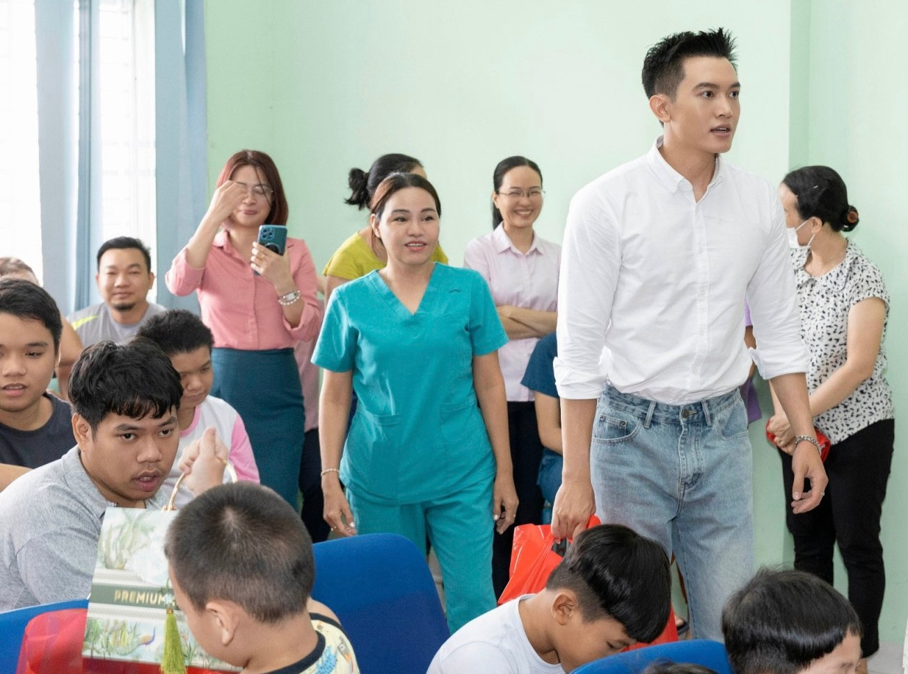 Trung tâm Bảo trợ Trẻ em Tam Bình hiện là chỗ ở cho hơn 200 trẻ mồ côi giống trường hợp của Pax Thiên.