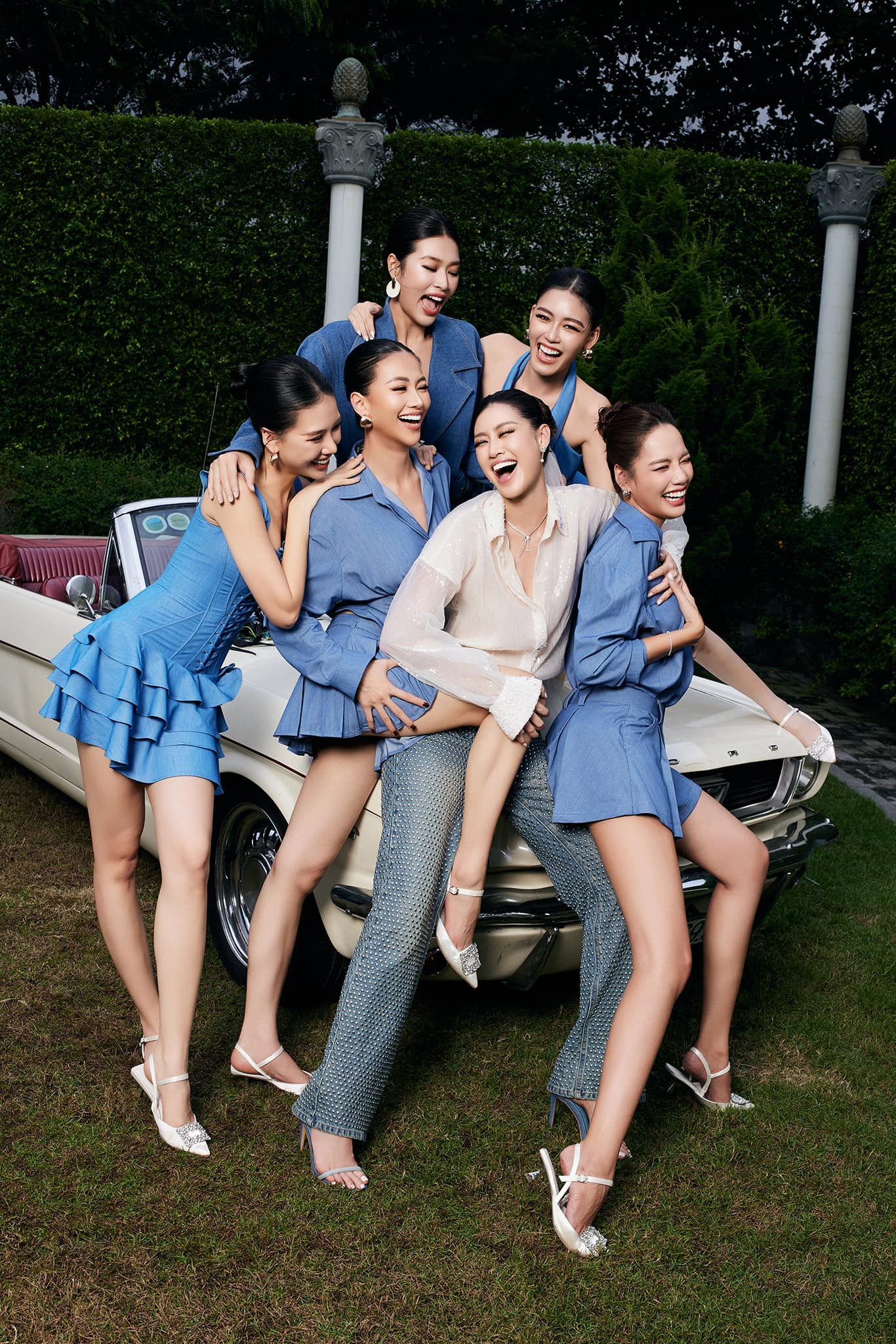 Hoa hậu Khánh Vân tự gọi bản thân là "anh Khánh", tạo dáng hài hước bên dàn phù dâu toàn là hoa hậu, á hậu. Hoa hậu Khánh Vân tự gọi bản thân là "anh Khánh", tạo dáng hài hước bên dàn phù dâu toàn là hoa hậu, á hậu.