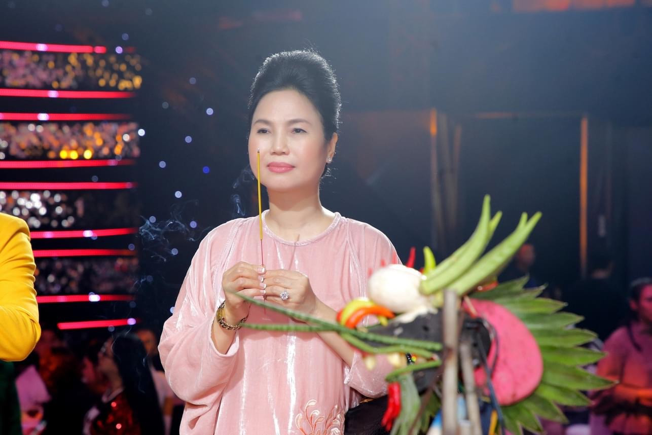 Ca sĩ Thùy Trang thắp hương cho Tổ nghề.