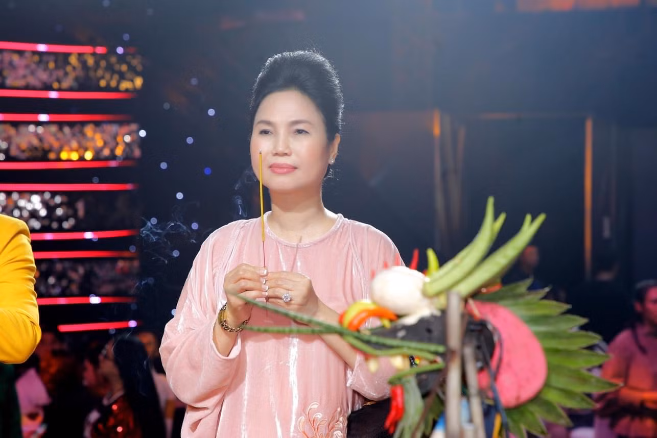 Ca sĩ Thùy Trang thắp hương cho Tổ nghề.