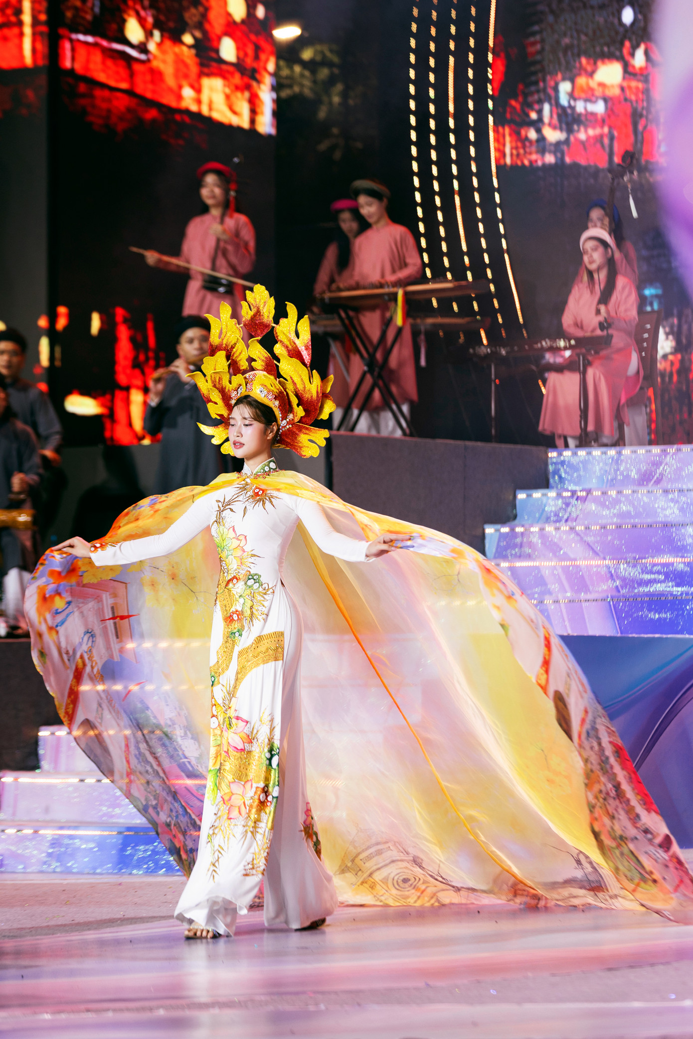 Hoa hậu Thanh Thủy, Hà Kiều Anh, Bảo Ngọc, Tiểu Vy và Đoàn Thiên Ân biểu diễn tại Lễ hội Áo dài TPHCM. Hoa hậu Thanh Thủy, Hà Kiều Anh, Bảo Ngọc, Tiểu Vy và Đoàn Thiên Ân biểu diễn tại Lễ hội Áo dài TPHCM.