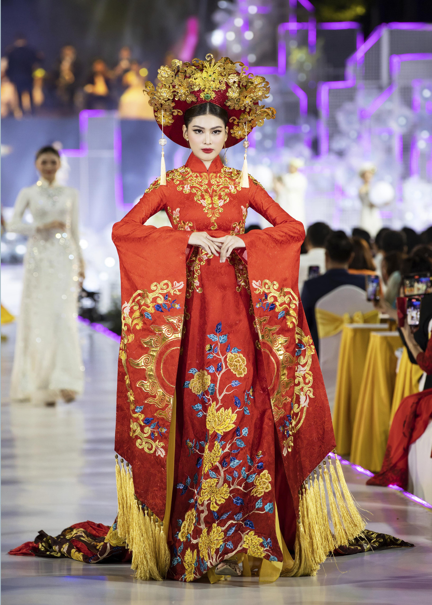 Á hậu Ngọc Thảo diện trang áo dài mang hơi hướm trang phục hoàng cung. Thiết kế nặng 30 kg với họa tiết hoàng tộc, thêu tinh tế từng vào top những bộ trang phục ấn tượng nhất Miss Grand International 2017.