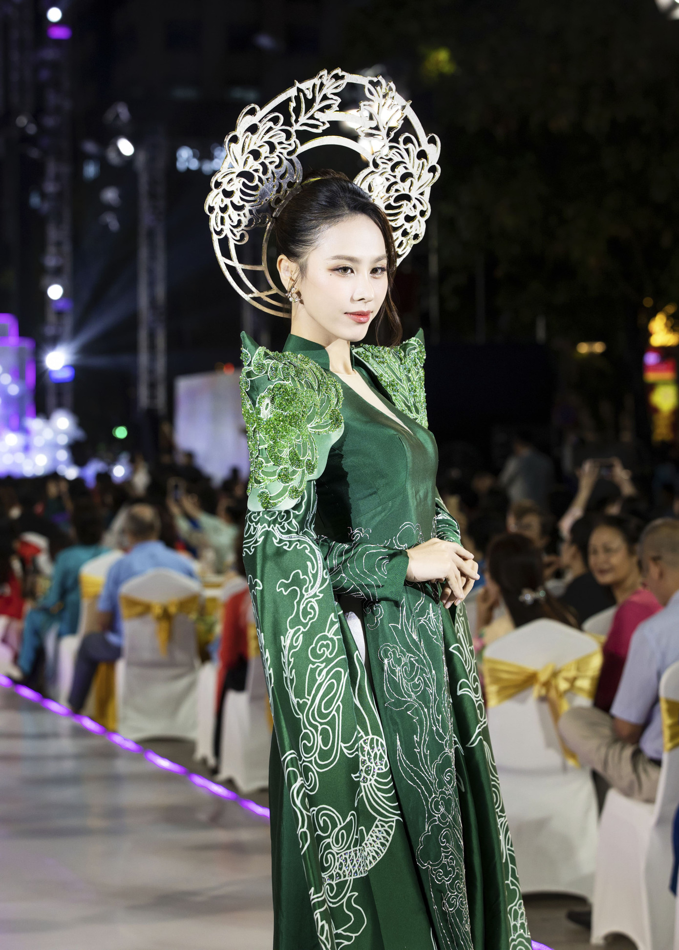 Ngọc Hằng thể hiện hình ảnh phụ nữ quyền lực với thiết kế áo dài họa tiết, chi tiết cầu vai đứng. Á hậu 2 Hoa hậu Liên lục địa ngày càng thăng hạng nhan sắc sau khi đăng quang á hậu ở cuộc thi quốc tế.