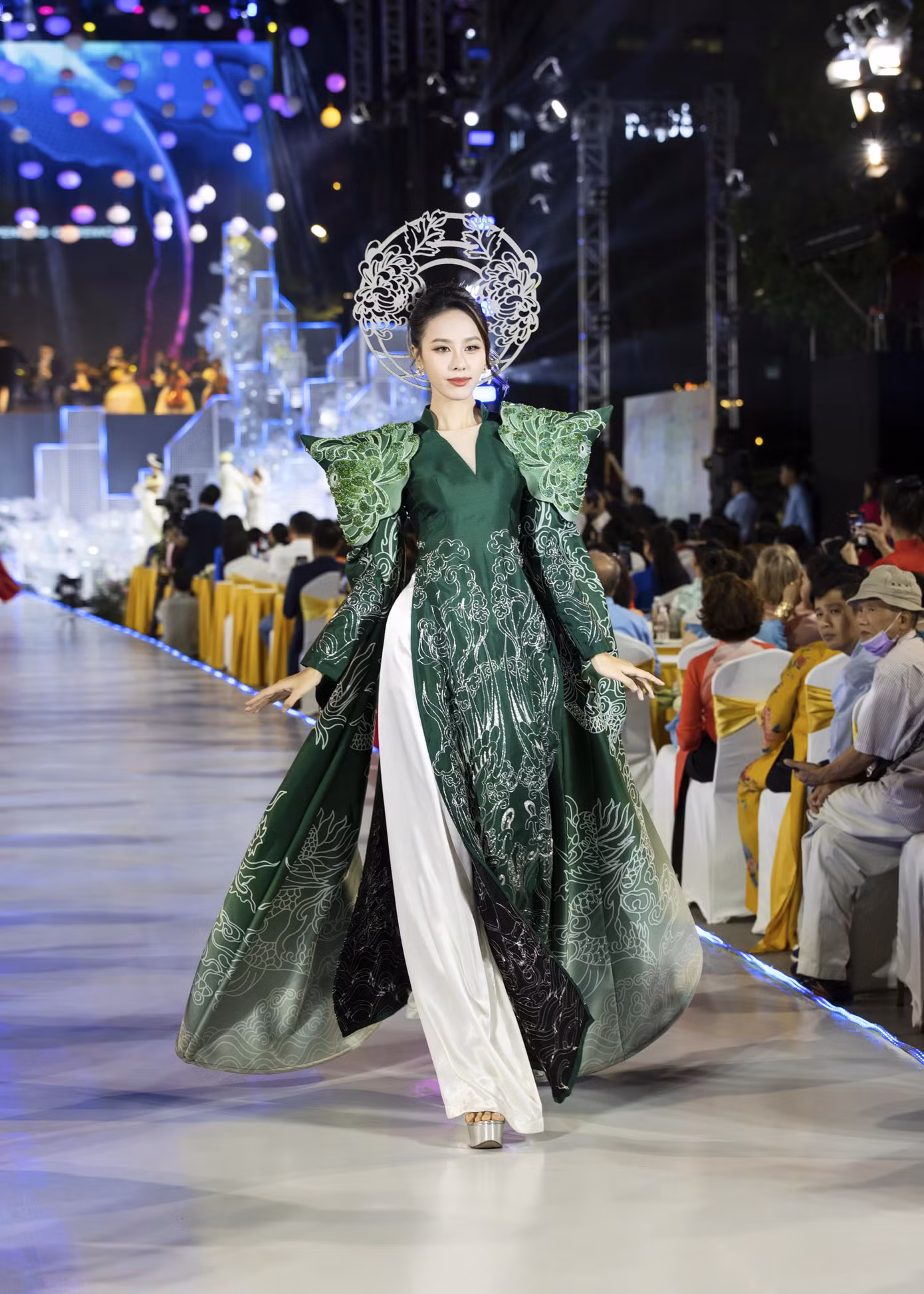 Ngọc Hằng thể hiện hình ảnh phụ nữ quyền lực với thiết kế áo dài họa tiết, chi tiết cầu vai đứng. Á hậu 2 Hoa hậu Liên lục địa ngày càng thăng hạng nhan sắc sau khi đăng quang á hậu ở cuộc thi quốc tế.