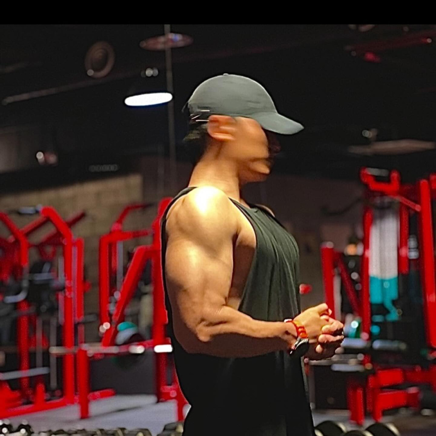 Nam idol thường xuyên đăng ảnh tập luyện, khoe cơ bắp lên trang cá nhân và được khán giả yêu thích. Trái ngược với ngoại hình to lớn 1,87 m, Mingyu có tính cách hài hước, liên tục làm trò trên sân khấu và ở các show thực tế.