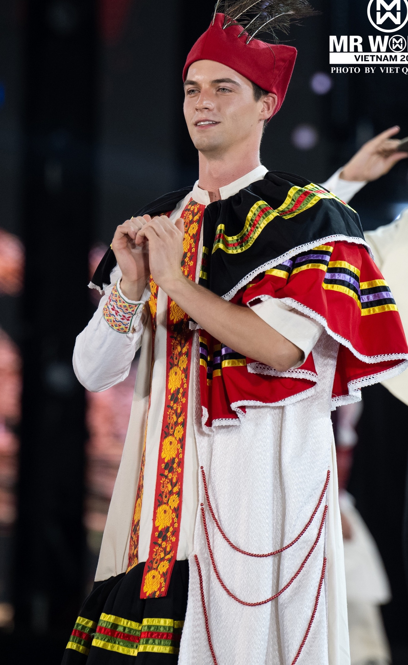 Trang phục dân tộc của đại diện Poland và Netherland có điểm chung là phần mũ đội đầu cách điệu.