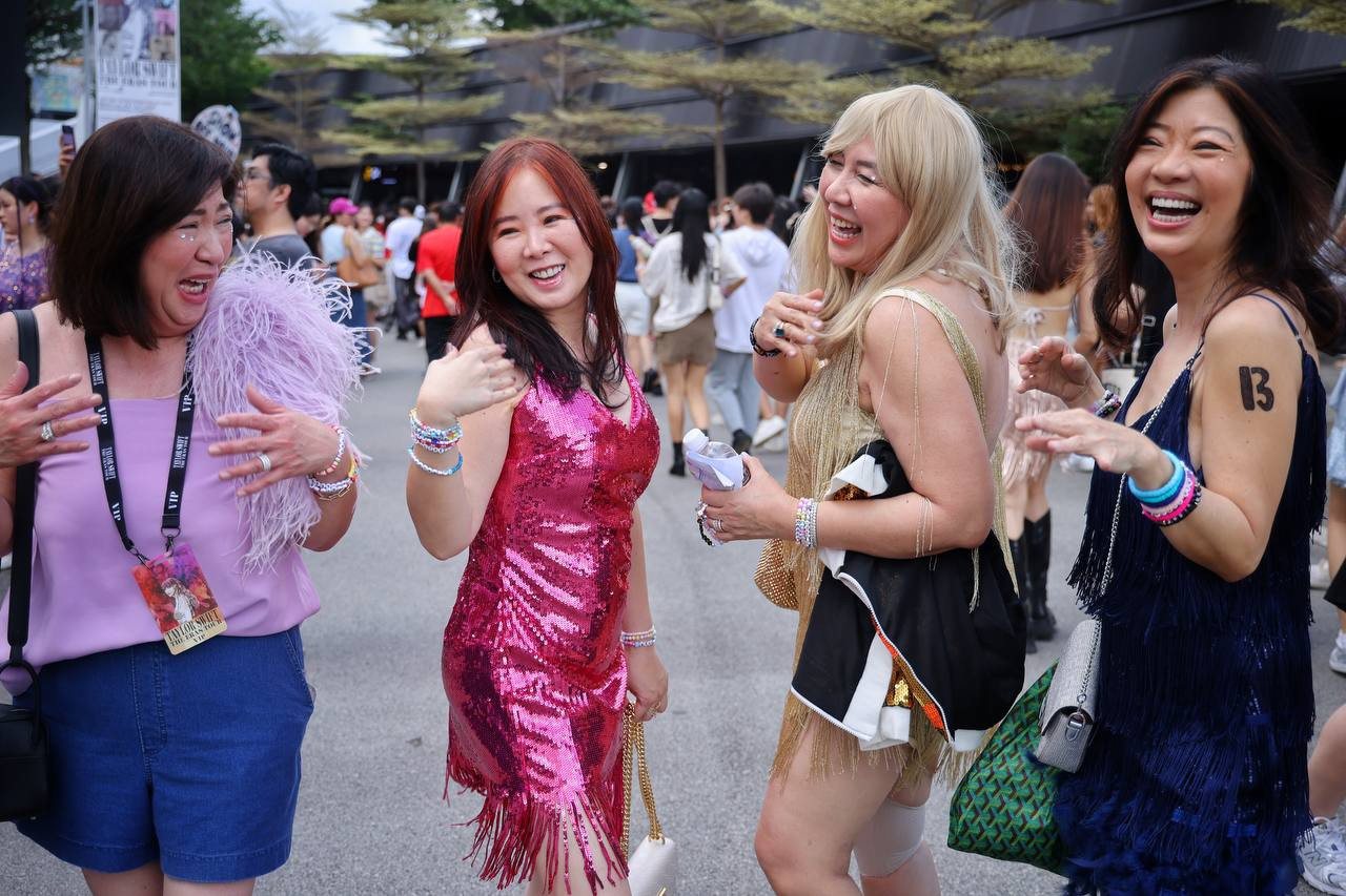 Bốn nghệ sĩ người Philippines gồm Salome Uy, Nannette Ibasco, Linda Tan và Melinda Sia mặc sặc sỡ đến xem show của Taylor Swift. Ở độ tuổi 50-60, bộ tứ không ngại nhún nhảy Shake It Off ngoài sân vận động. "Đây là diện mạo của Swift 20 năm sau. Chúng tôi đến đây vì yêu tinh thần lạc quan trong âm nhạc của em ấy. Swift làm chúng tôi trẻ trung hơn", Tan, tóc vàng, nói. Bốn nghệ sĩ người Philippines gồm Salome Uy, Nannette Ibasco, Linda Tan và Melinda Sia mặc sặc sỡ đến xem show của Taylor Swift. Ở độ tuổi 50-60, bộ tứ không ngại nhún nhảy Shake It Off ngoài sân vận động. "Đây là diện mạo của Swift 20 năm sau. Chúng tôi đến đây vì yêu tinh thần lạc quan trong âm nhạc của em ấy. Swift làm chúng tôi trẻ trung hơn", Tan, tóc vàng, nói.