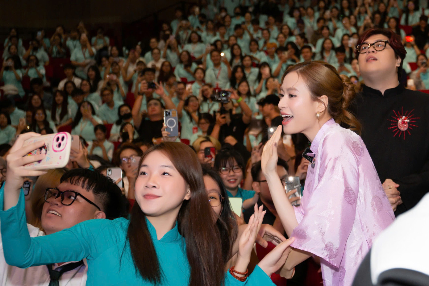 Hoàng Thùy Linh mang phim tài liệu đến các trường đại học.