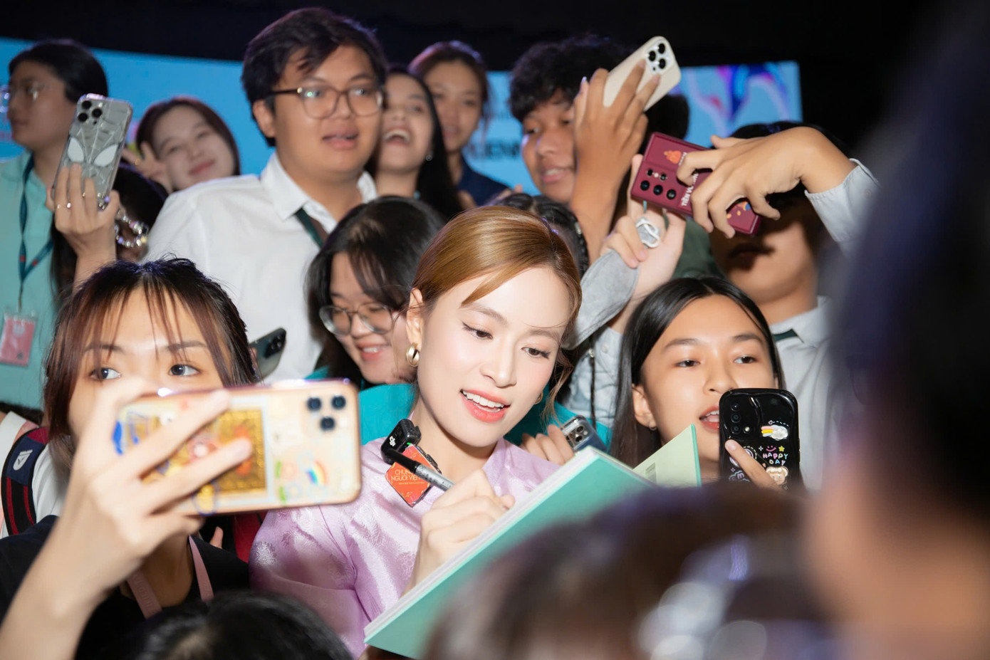 Hoàng Thùy Linh mang phim tài liệu đến các trường đại học.