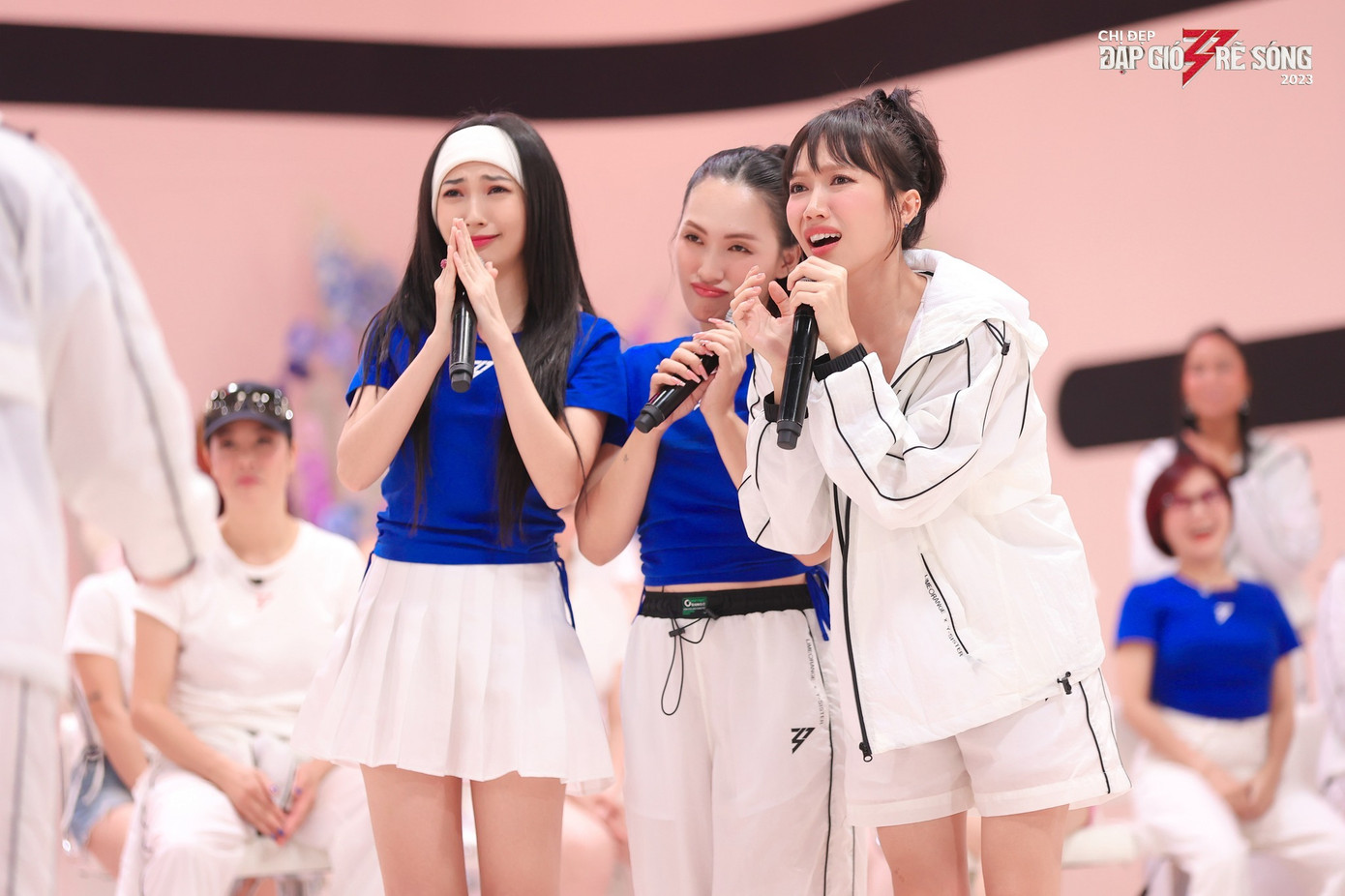 Chị đẹp đạp gió rẽ sóng tiếp tục vướng tranh cãi.