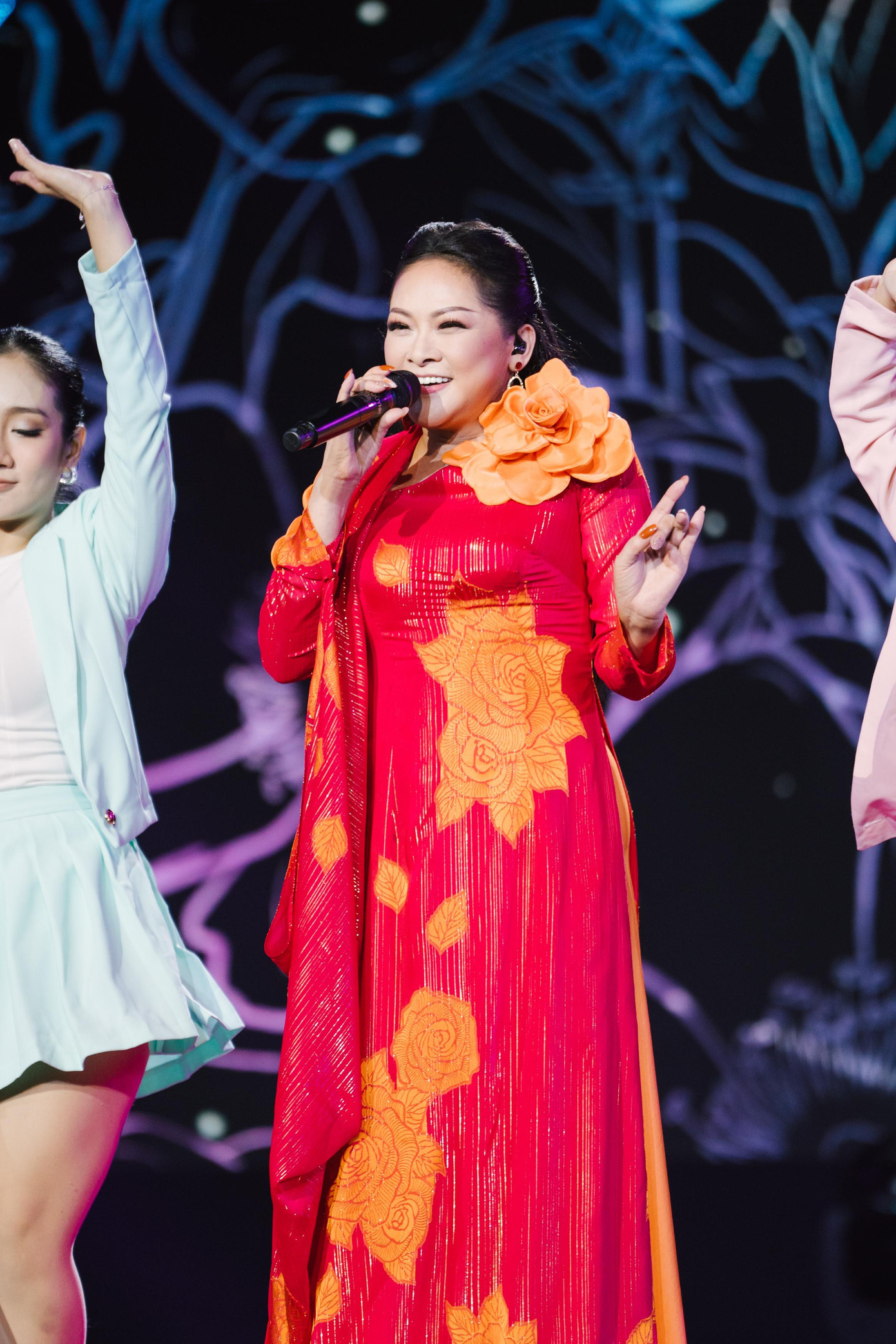 Xuyên suốt 5 giờ đồng hồ, Như Quỳnh thể hiện hàng loạt bản hit gắn liền với cô suốt 3 thập kỷ qua. Ngoài ra, giọng ca Người tình mùa đông còn đổi mới trong cách xử lý bài hát, nhả chữ để mang đến màu sắc mới cho từng tác phẩm.