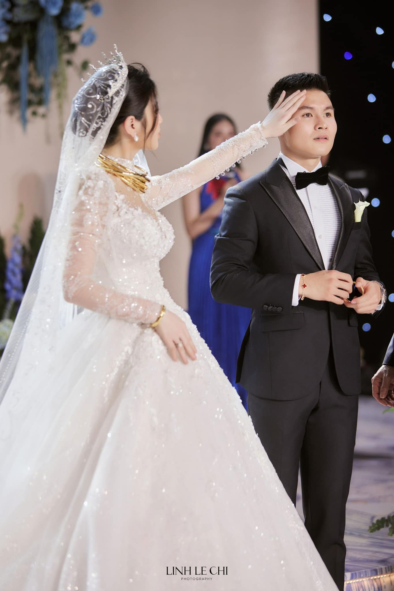 Khoảnh khắc cô dâu sinh năm 2000 lau mồ hôi cho chồng nhận nhiều lượt tương tác trên mạng xã hội.