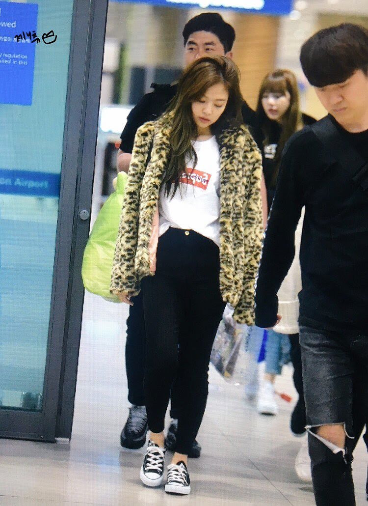 Rapper trong quần jeans, áo thun đơn giản với điểm nhấn là áo khoác lông họa tiết da beo.