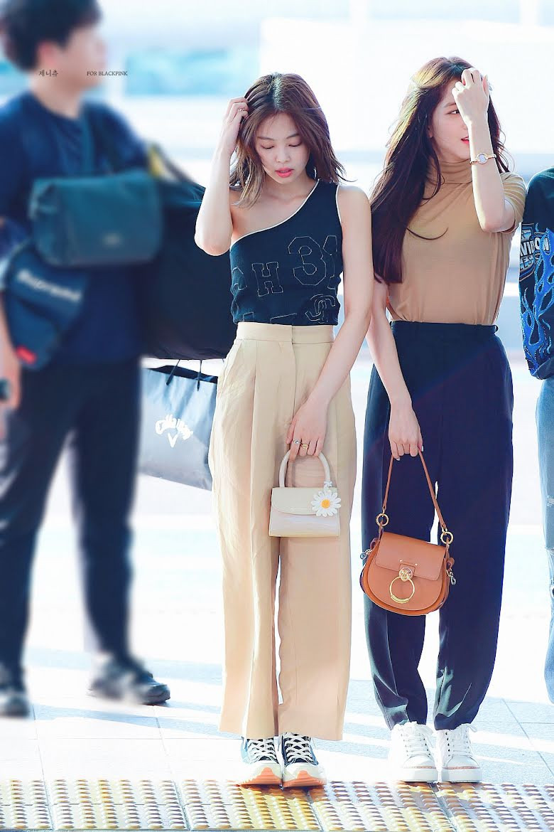 Chiếc áo lệch vai và sneakers gây bão của Jennie tại sân bay. Trong lần khác, nữ ca sĩ gây thích thú với khăn choàng hình gấu và túi xách đồng điệu.