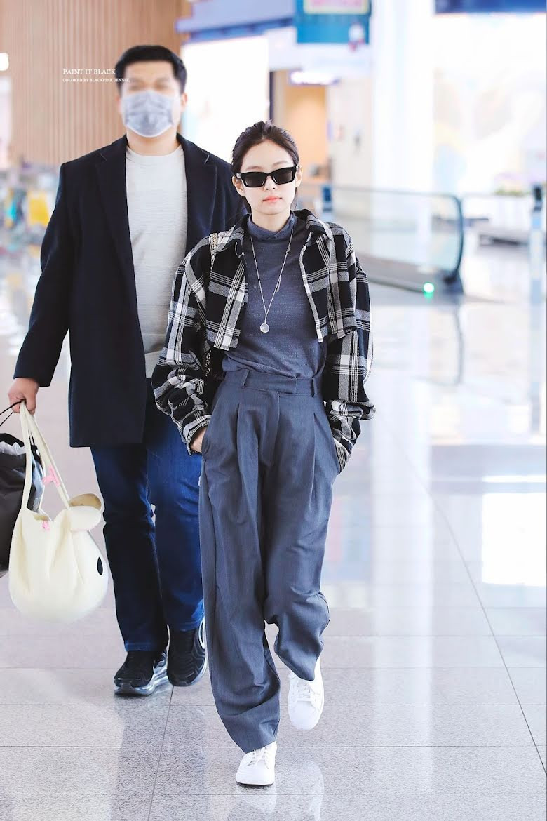 Phong cách lạnh lùng và sự tự tin biến sân bay thành sàn diễn cá nhân của Jennie. Mỗi lần cô xuất hiện tại sân bay đều gây bàn tán, trang phục được tìm mua.
