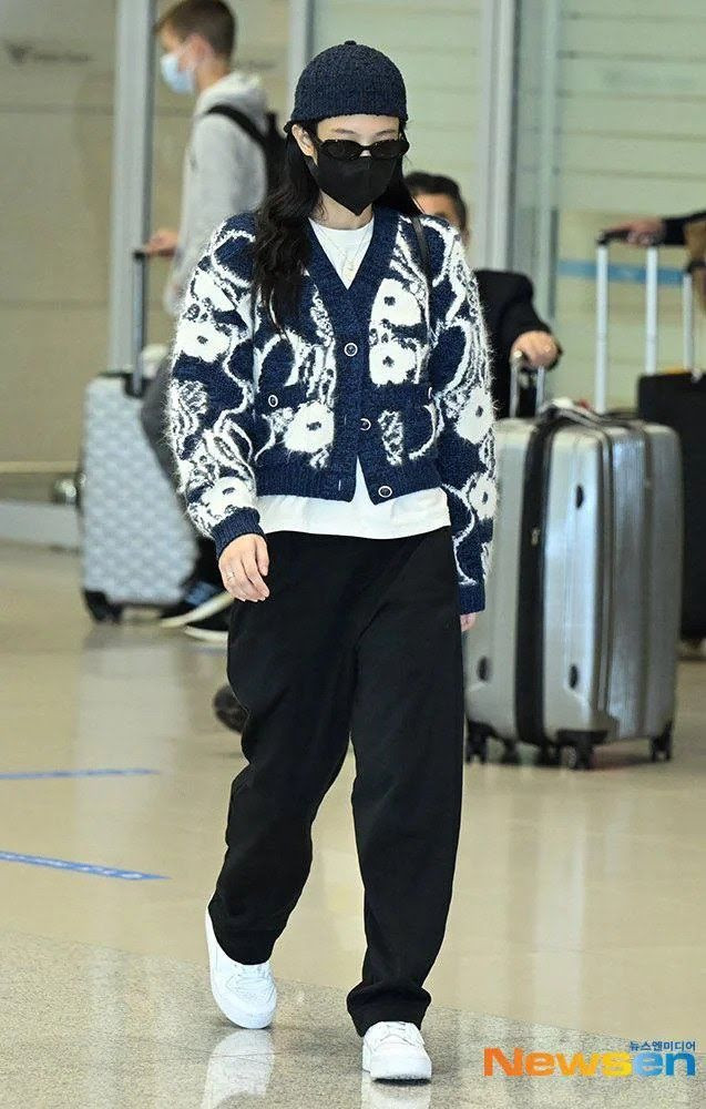 Những lúc bay vội, Jennie xuất hiện với trang phục thoải mái hơn. Cô vẫn chú trọng tính thời trang với phụ kiện kính mát, màu sắc phù hợp với tổng thể.