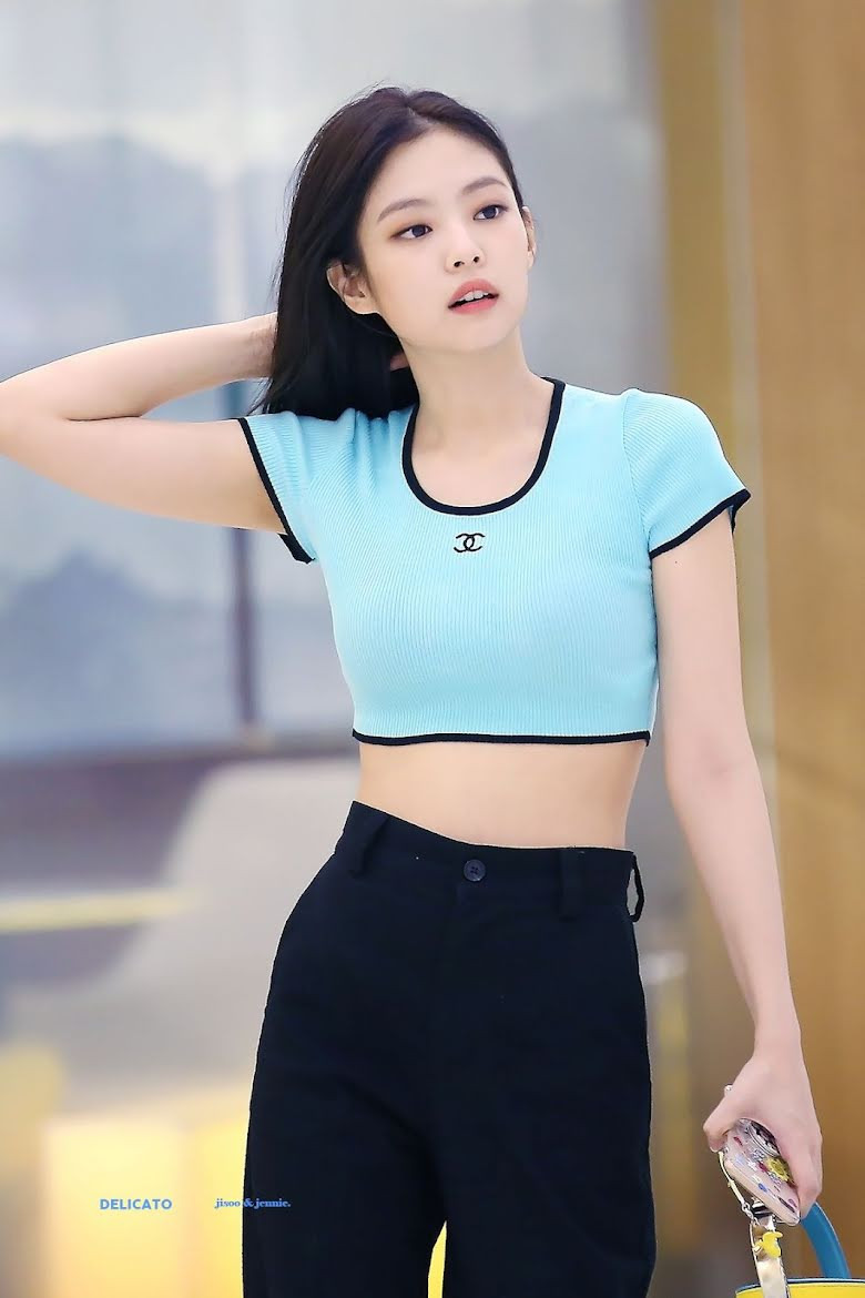 &quot;Cây Chanel sống&quot; luôn tạo trend với thời trang sân bay. Đôi lúc, cô ăn mặc giản dị hơn nhưng biết cách phối phụ kiện làm bản thân không nhàm chán.