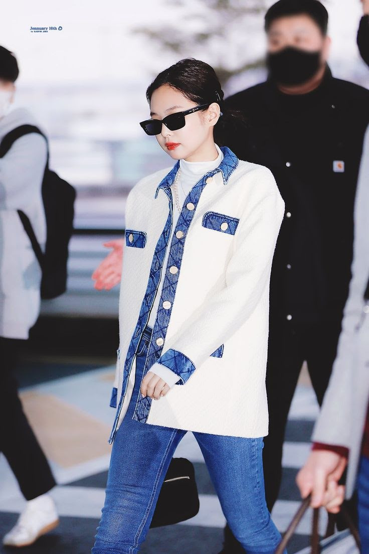 Phong cách lạnh lùng và sự tự tin biến sân bay thành sàn diễn cá nhân của Jennie. Mỗi lần cô xuất hiện tại sân bay đều gây bàn tán, trang phục được tìm mua.