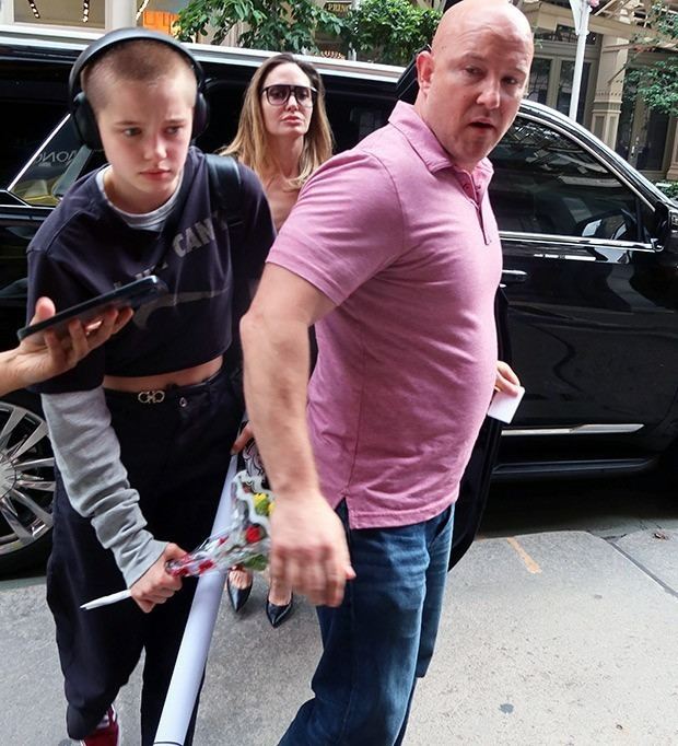 Shiloh Jolie-Pitt cùng mẹ tại New York, Mỹ.