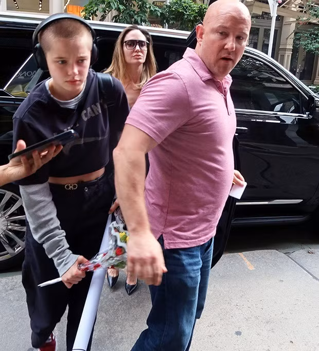 Shiloh Jolie-Pitt cùng mẹ tại New York, Mỹ. Shiloh Jolie-Pitt cùng mẹ tại New York, Mỹ.
