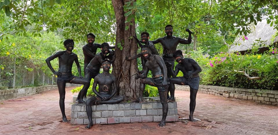 Khách du lịch tắm bùn khoáng ở khu vực suối nước nóng Bình Châu. Bùn khoáng ở Bình Châu là một loại bùn đen nâu hơn so với bùn khoáng ở nhiều suối nước nóng trên cả nước hiện nay (thường có màu vàng đất sét). Khách du lịch tắm bùn khoáng ở khu vực suối nước nóng Bình Châu. Bùn khoáng ở Bình Châu là một loại bùn đen nâu hơn so với bùn khoáng ở nhiều suối nước nóng trên cả nước hiện nay (thường có màu vàng đất sét).