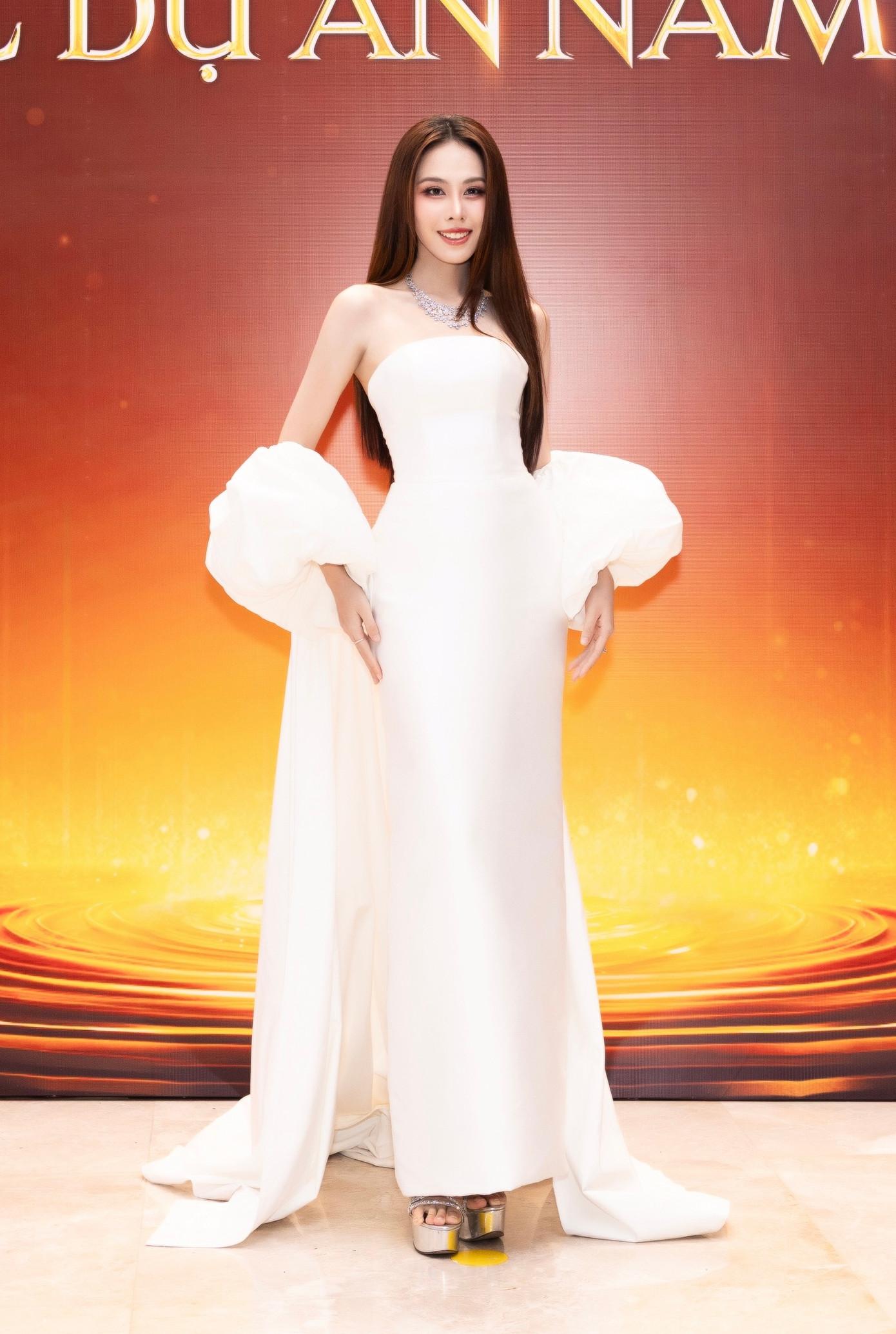 Á hậu - ca sĩ Hera Ngọc Hằng diện trắng dáng dài với phần tay bồng oversized đậm chất runway. Thiết kế tối giản giúp đương kim Á hậu Việt Nam kiêm Á hậu Liên lục địa 2023 khoe xương quai xanh ấn tượng.