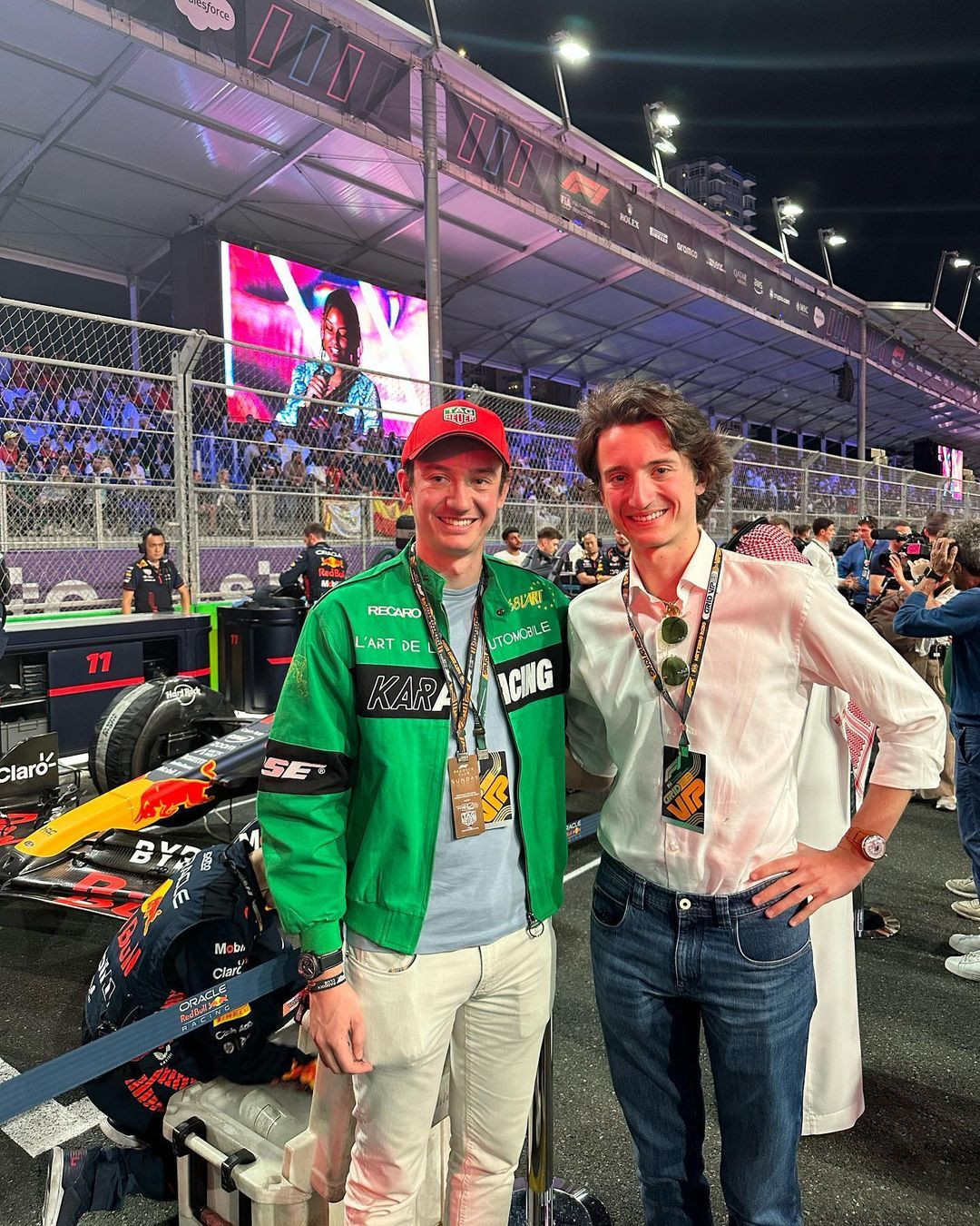 Đam mê khác của Frédéric là xem đua xe. Anh chọn trang phục thể thao, khác hẳn phong cách tổng tài, giám đốc thường ngày. Đam mê khác của Frédéric là xem đua xe. Anh chọn trang phục thể thao, khác hẳn phong cách tổng tài, giám đốc thường ngày.