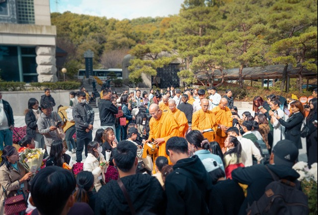 Nghi thức khất thực, cúng dường được thực hành tại các chùa nhận được sự quan tâm của Phật tử và nhân dân tại Hàn Quốc.