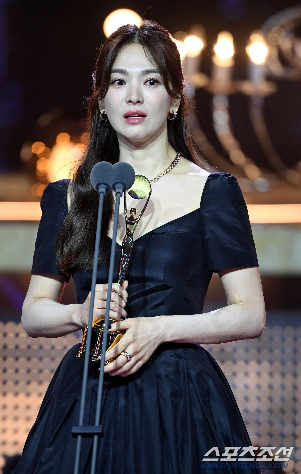 Song Hye Kyo xuất hiện thanh lịch trong hai ngày tại Baeksang.