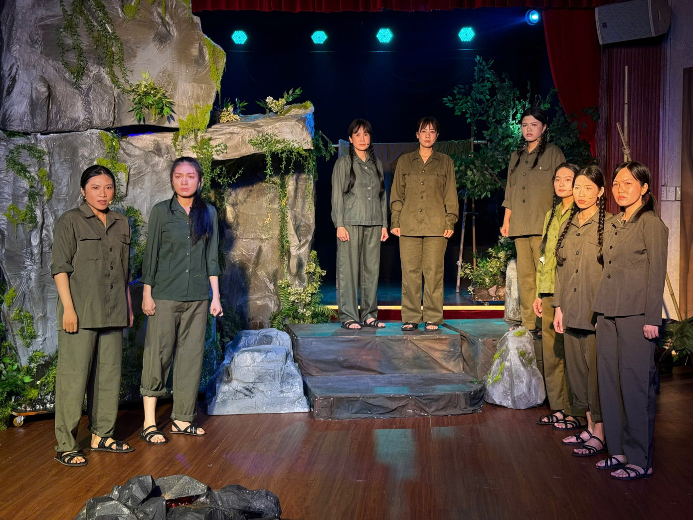 Ngày ấy Cổng Trời tái hiện ngày tháng hào hùng của đội Thanh niên xung phong Việt Nam.