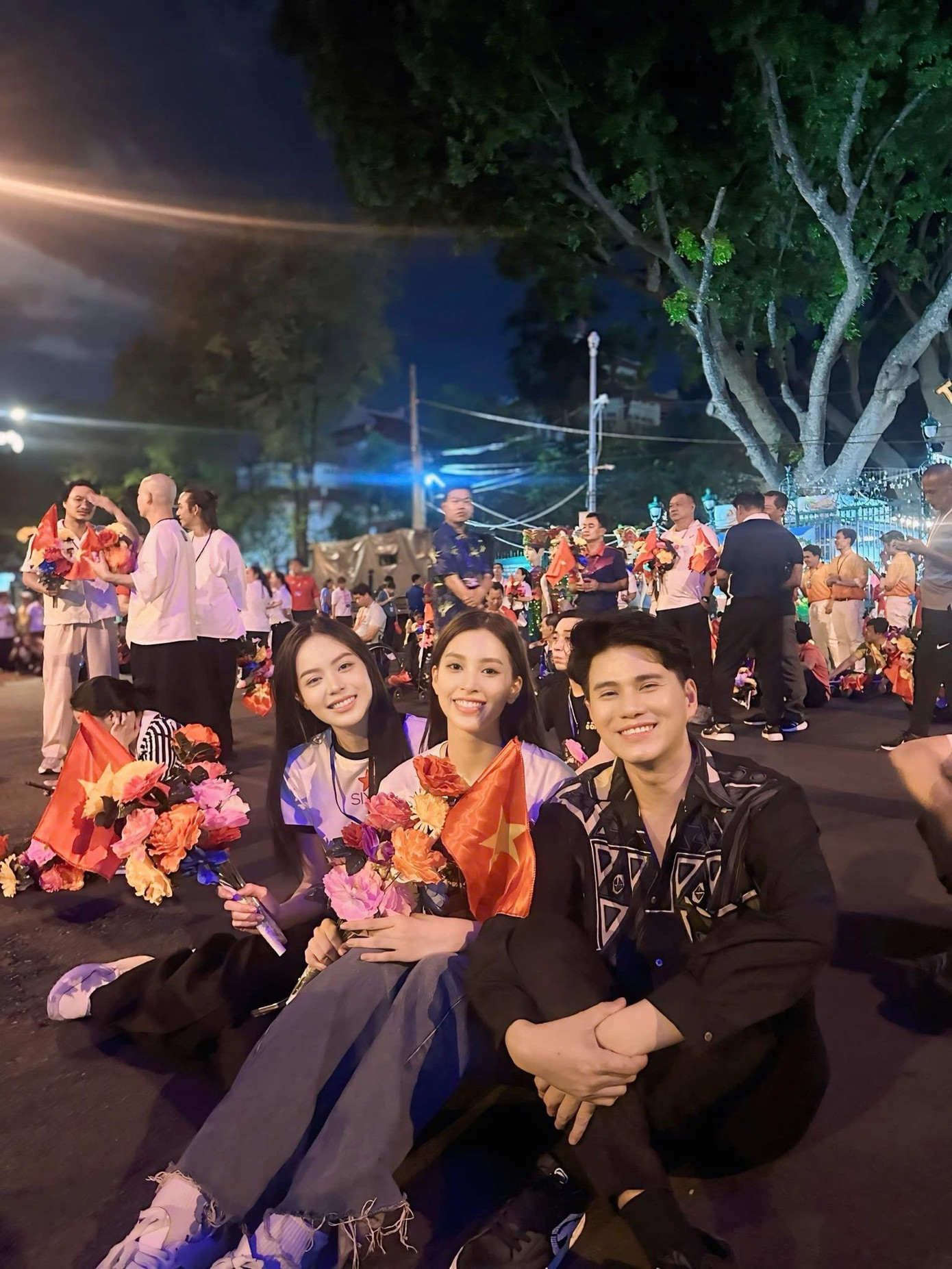 MC Mạnh Cường, Ninh Dương Lan Ngọc, Hoa hậu Thanh Thủy, Tiểu Vy ngồi bệt nghỉ ngơi quanh khu vực Dinh Độc Lập sau buổi hợp luyện diễu binh lần hai.