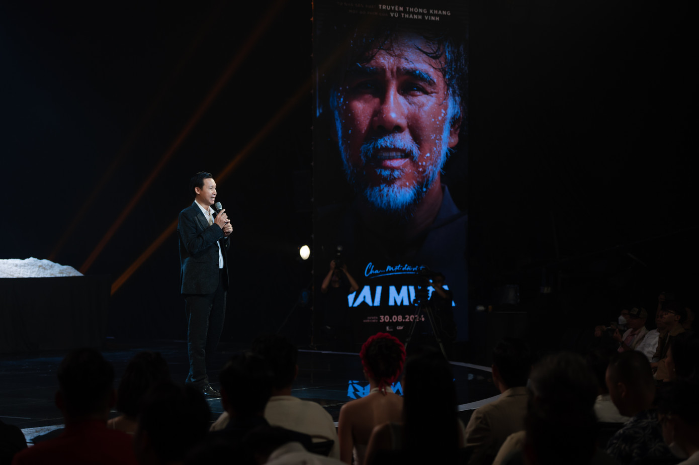 Đạo diễn Vũ Thành Vinh ép Quyền linh giảm 20 kg để vào vai diêm dân.