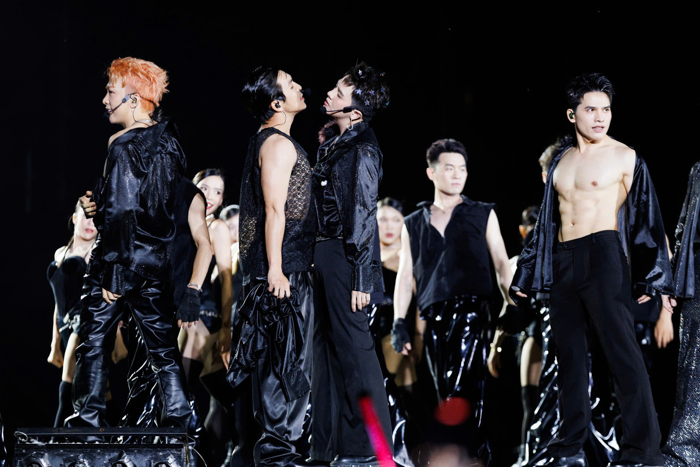 Khán giả đến show Anh trai vượt ngàn chông gai thường mãn nhãn với &quot;đặc sản&quot; khoe múi của nghệ sĩ. Quốc Thiên tận dụng lợi thế hình thể, thường xuyên cởi trần khoe body 6 múi ở concert. &quot;Đến đây để xem các anh khoe múi&quot;, &quot;Anh hãy mặc áo vào, thứ chúng em cần là giọng hát của anh&quot;... khán giả hài hước bình luận trên fanpage chương trình.