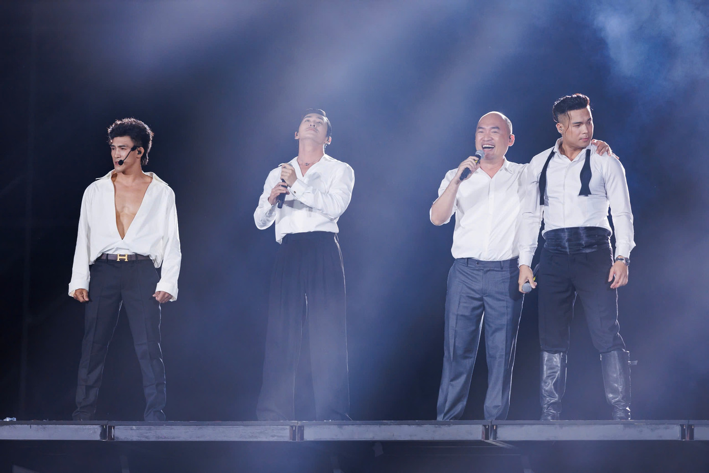 Suốt 5 tiếng, khán giả trải qua nhiều cung bậc cảm xúc, từ những ca khúc sôi động đến loạt ballad ở Chặng hồi ức. Loạt hit Cho em x Đôi mắt, Tình em là đại dương, Cánh hoa vụt mất, Từng yêu, Vì anh thương em, Phía sau một cô gái tạo giây phút lắng đọng và cảm xúc.