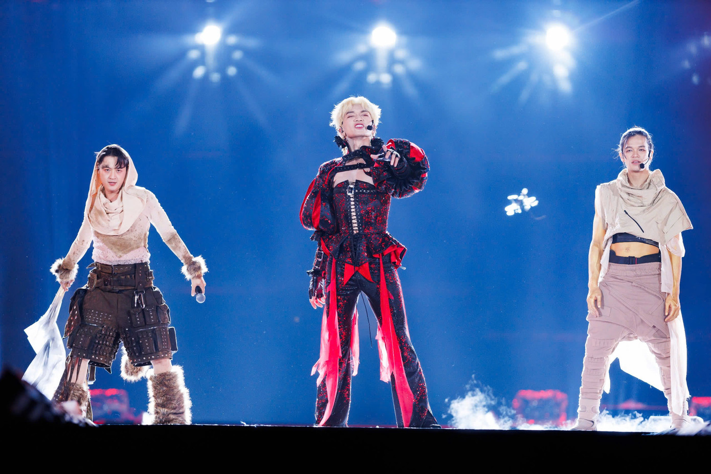 Một số hình ảnh, trang phục độc đáo khác của nhóm Anh tài bí ẩn.