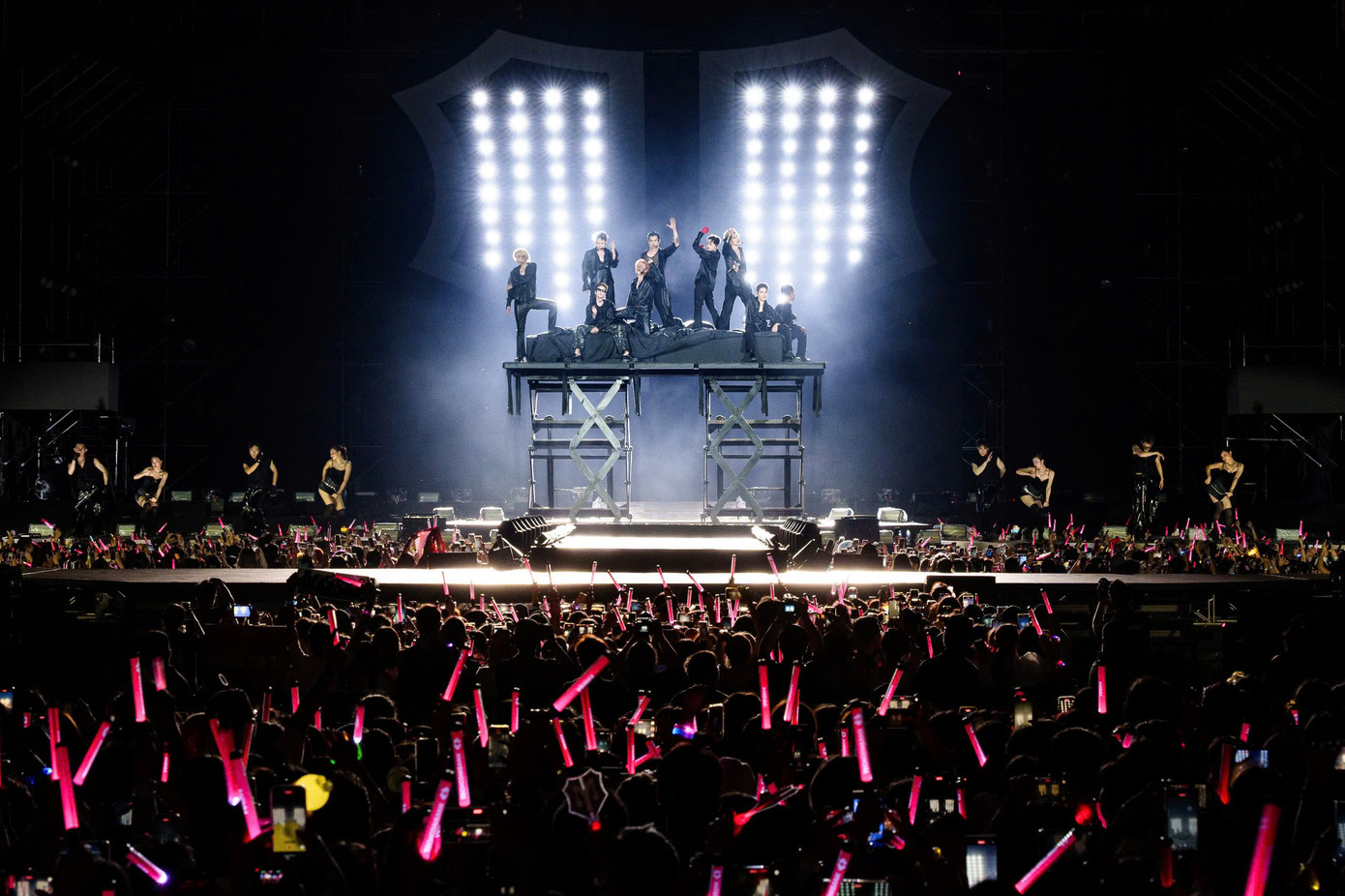 Tối 23/3, khán giả đổ về khu The Global City (TP Thủ Đức, TPHCM) thưởng thức concert day 4 của Anh trai vượt ngàn chông gai. Chương trình mở đầu lúc 19h với phần xuất hiện của 33 anh tài, kết hợp màn bắn pháo hoa hoành tráng và tiếng hò hét của &quot;Gai con&quot;.