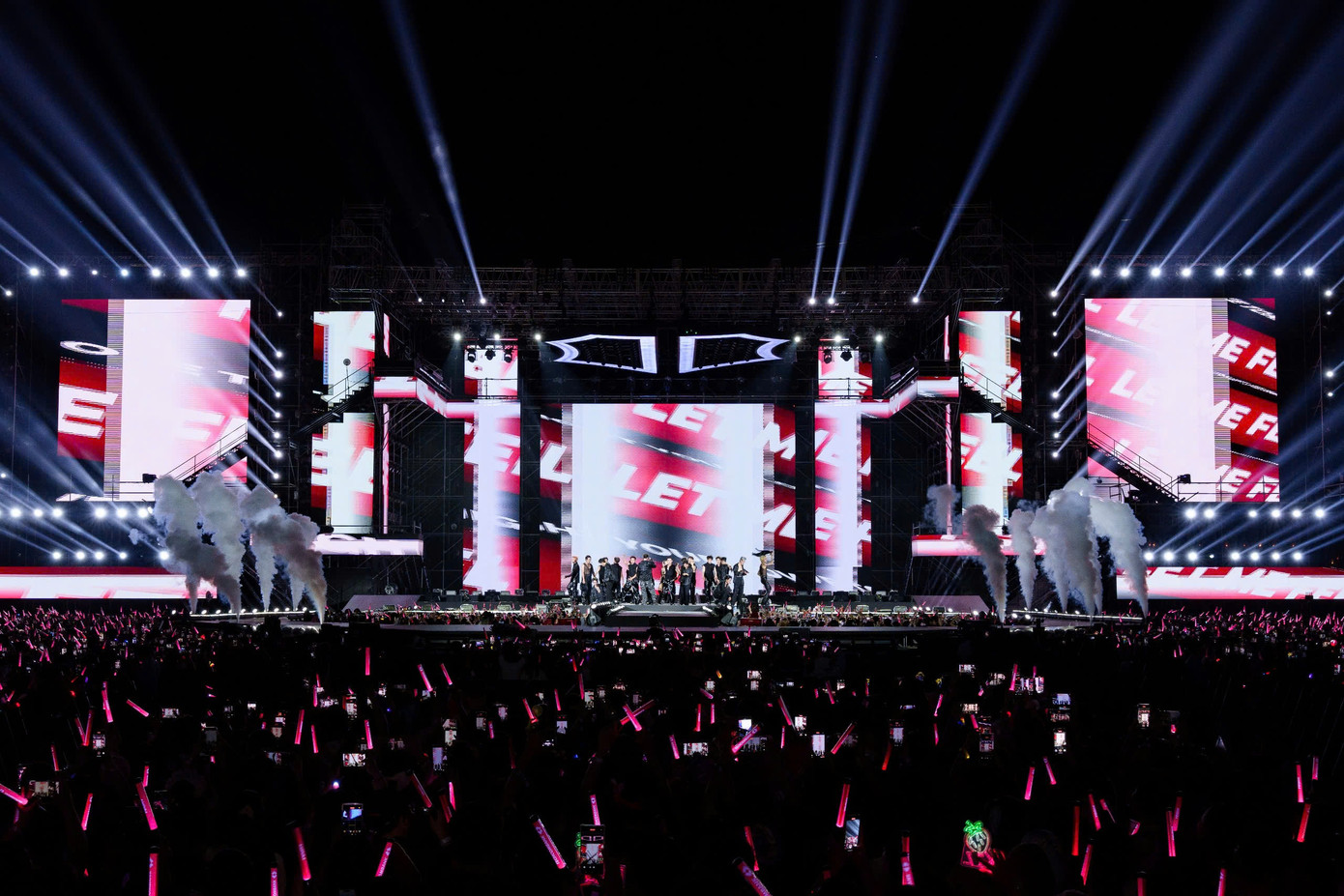 Chương trình day 4 giữ được sức nóng sau đêm hoành tráng tối 23/3. Bên trong sân khấu, khán giả tạo biển hồng với lightstick, phủ đầy hàng ghế. Do sân khấu tổ chức ngoài trời, người dân có thể nhìn thấy bên trong sân khấu. Khoảnh khắc khán giả hò hét trước sự xuất hiện của các anh tài thu hút sự hiếu kỳ của người dân di chuyển ngang khu vực đường Đỗ Xuân Hợp (TP Thủ Đức, TPHCM).