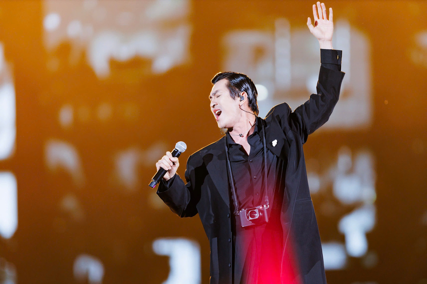 Khoảnh khắc &quot;quý ông đa tình&quot; Thiên Minh phiêu trên sân khấu Anh trai vượt ngàn chông gai.